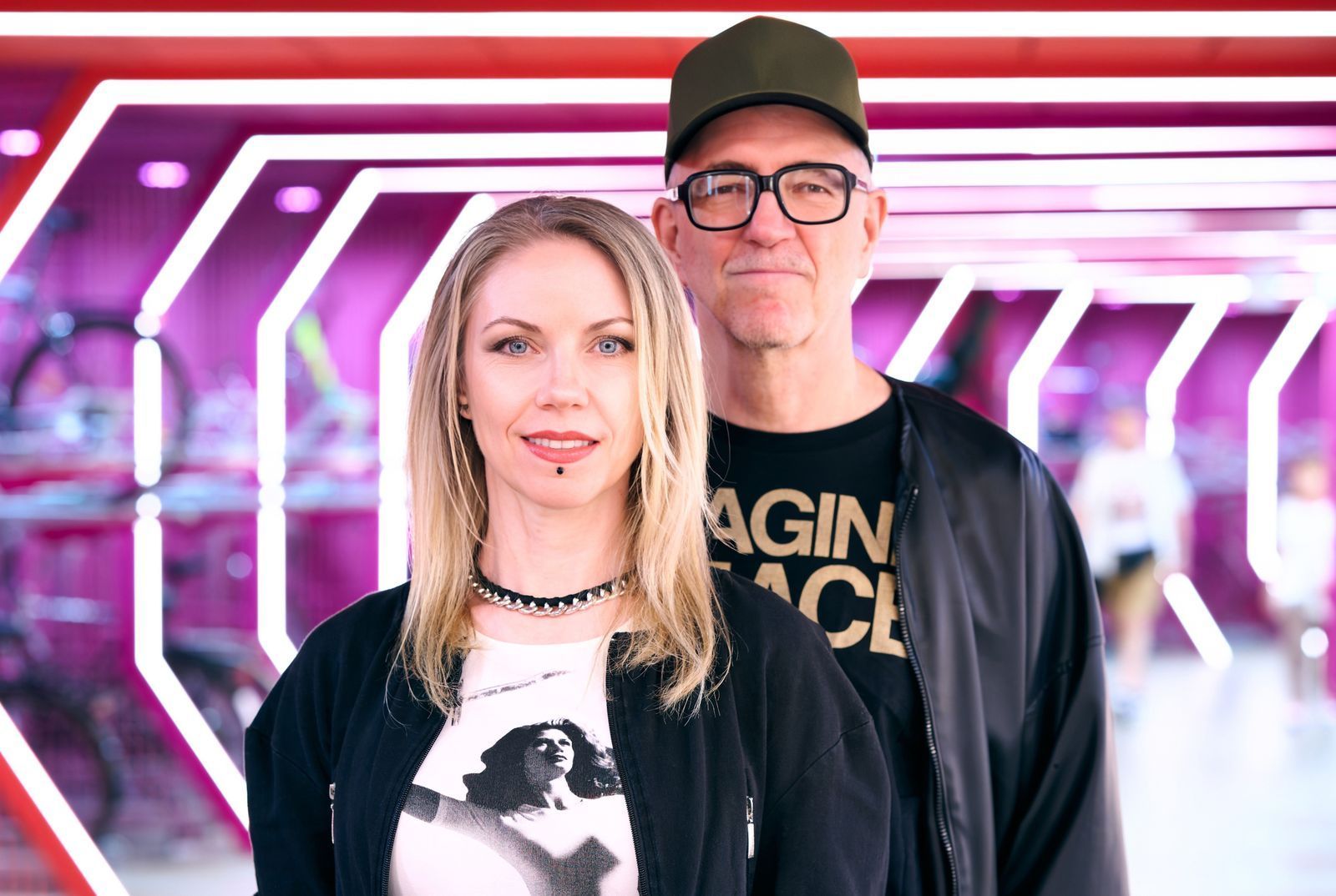Schafft das Techno-Paar Dr. Motte und Ellen Dosch-Roeingh das Comeback der früheren Loveparade in Berlin unter neuem Namen? Der Dokumentarfilm „Love is Stronger“ begleitet das Projekt von 2022 bis 2025 und erzählt die Geschichte der Techno-Kultur.

 (Bild:  rbb/Thomas Twore)