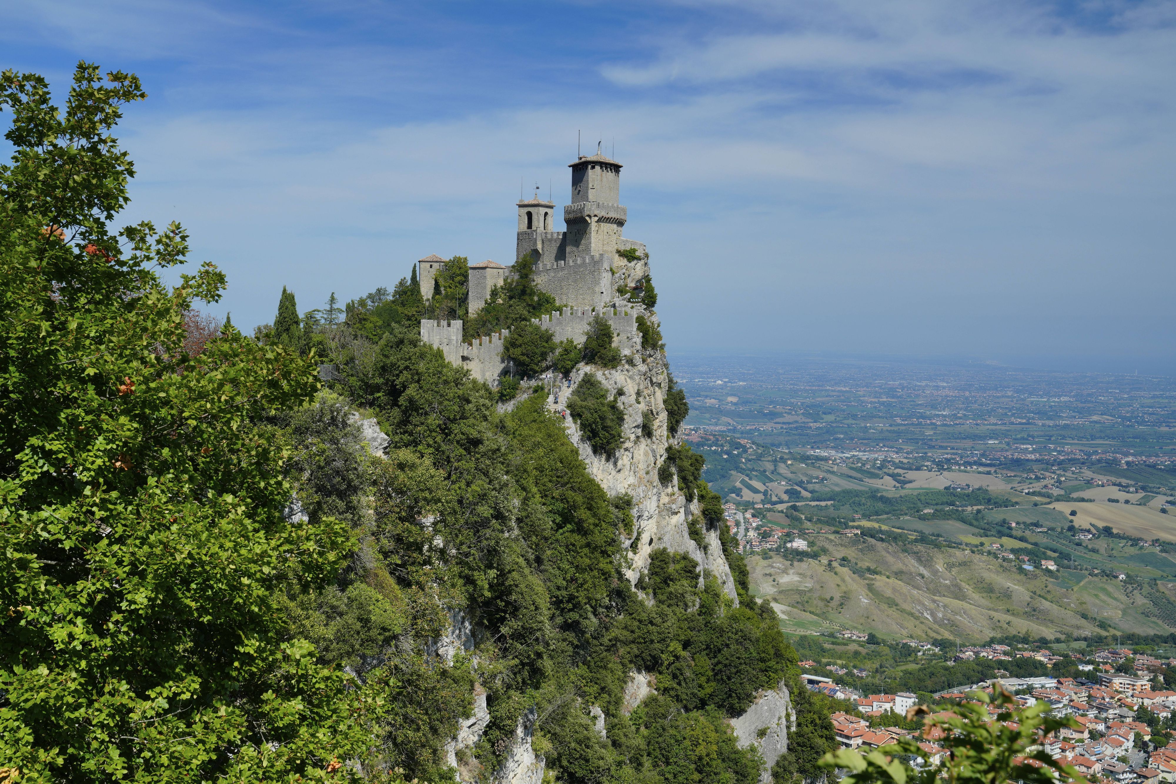 Der Guaita, auch Rocca genannt, ist einer von drei hoch aufragenden Gipfeln, die die Stadt San Marino, die Hauptstadt von San Marino, überragen.