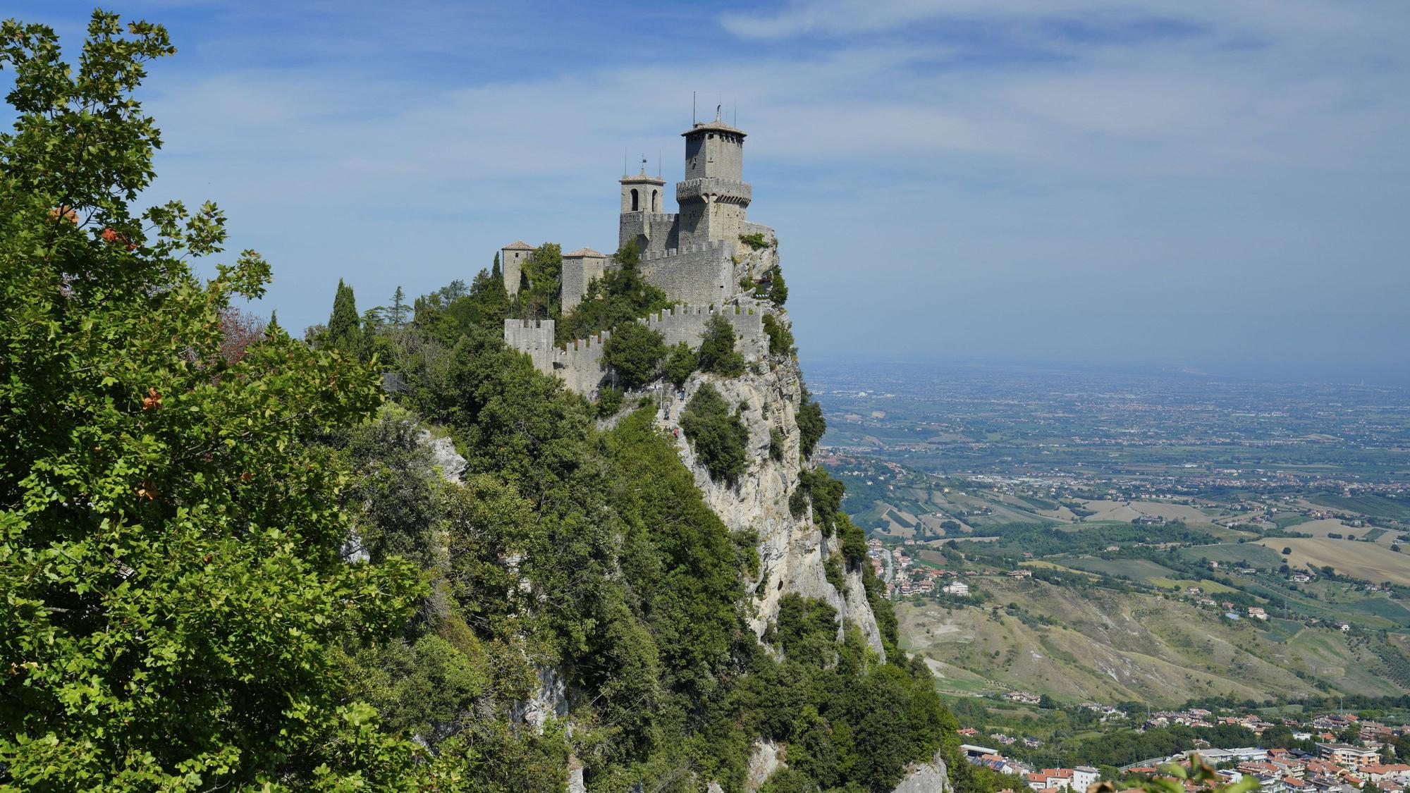 Der Guaita, auch Rocca genannt, ist einer von drei hoch aufragenden Gipfeln, die die Stadt San Marino, die Hauptstadt von San Marino, überragen.