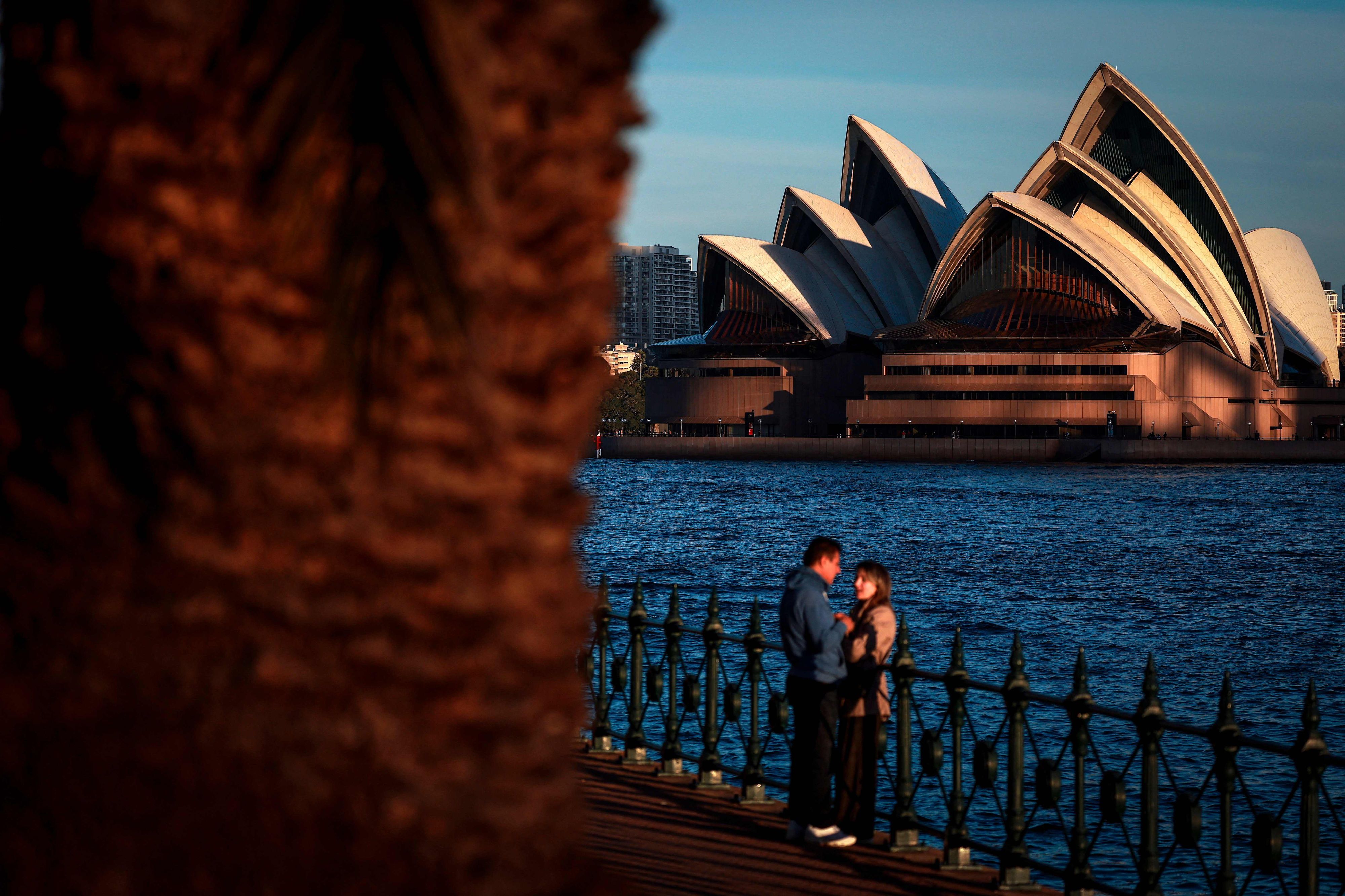 Das Sydney Opera House ist eines der markantesten und berühmtesten Gebäude des 20. Jahrhunderts und das Wahrzeichen von Sydney, der größten Stadt Australiens.