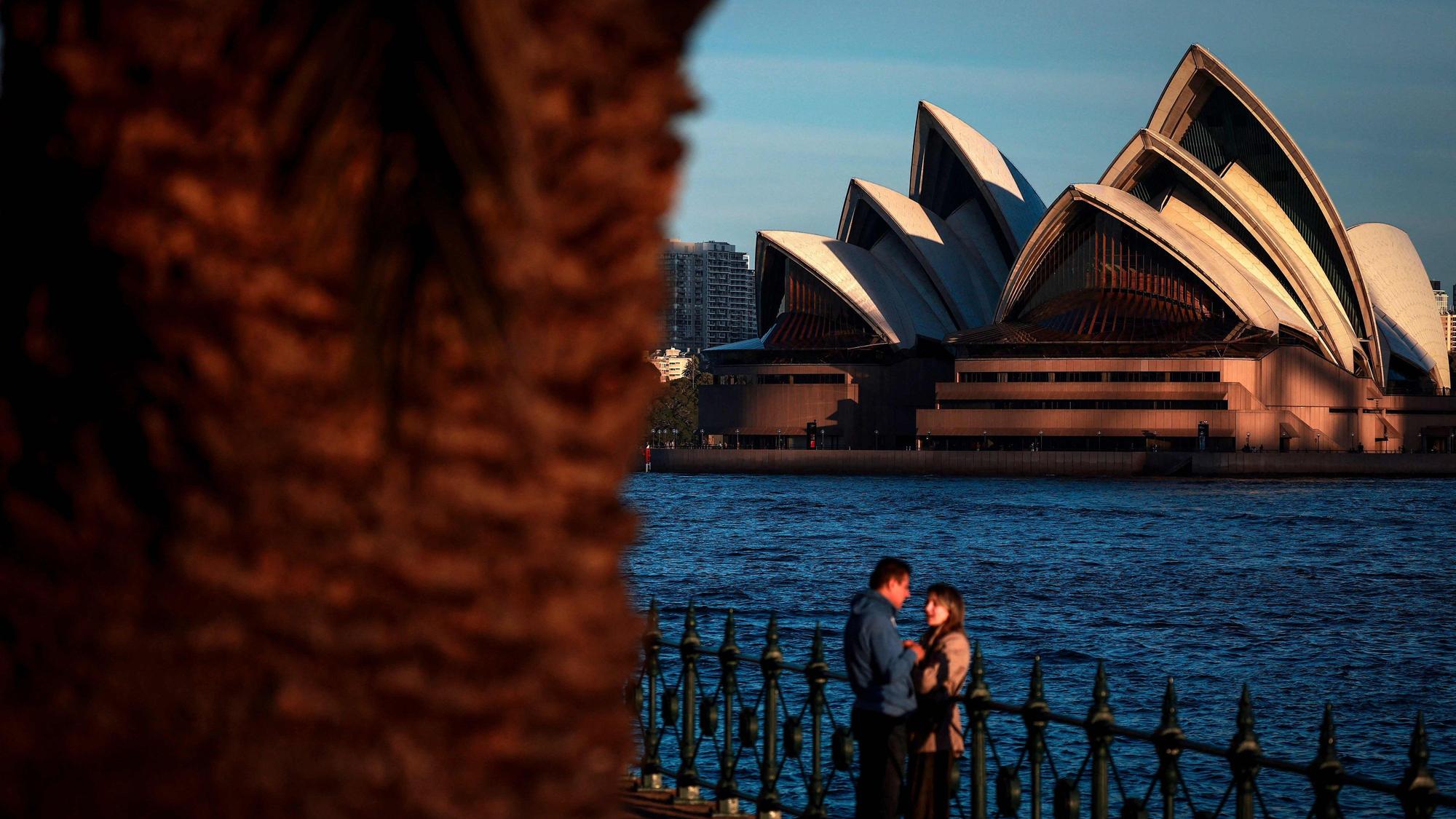 Das Sydney Opera House ist eines der markantesten und berühmtesten Gebäude des 20. Jahrhunderts und das Wahrzeichen von Sydney, der größten Stadt Australiens.