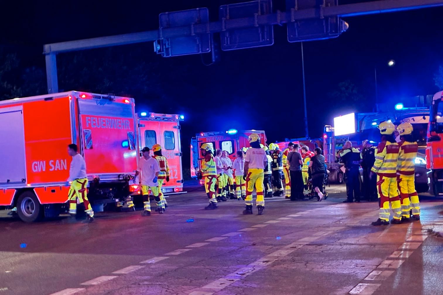 Einsatzkräfte und Blaulicht in Berlin.