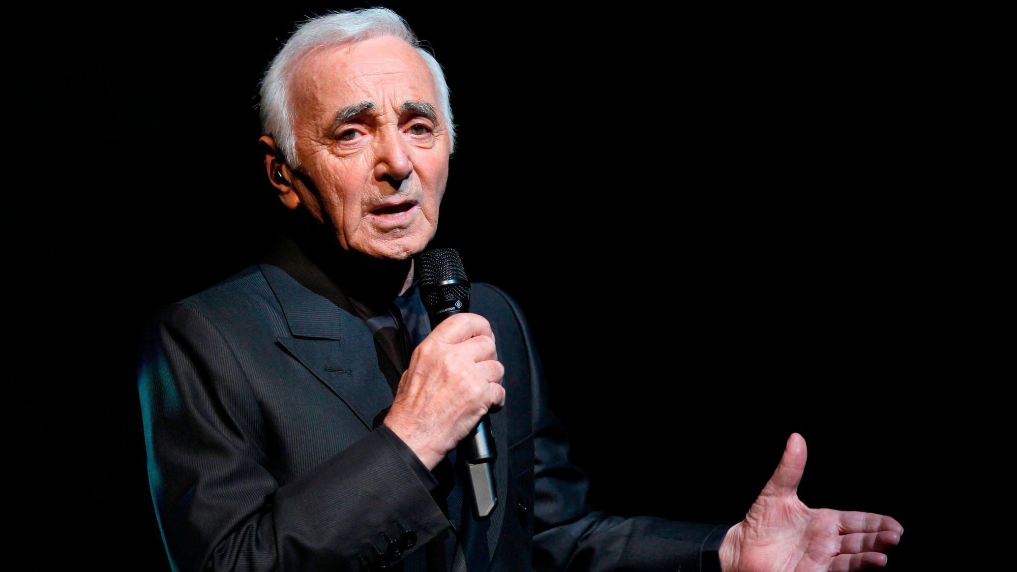 Charles Aznavour auf der Bühne.