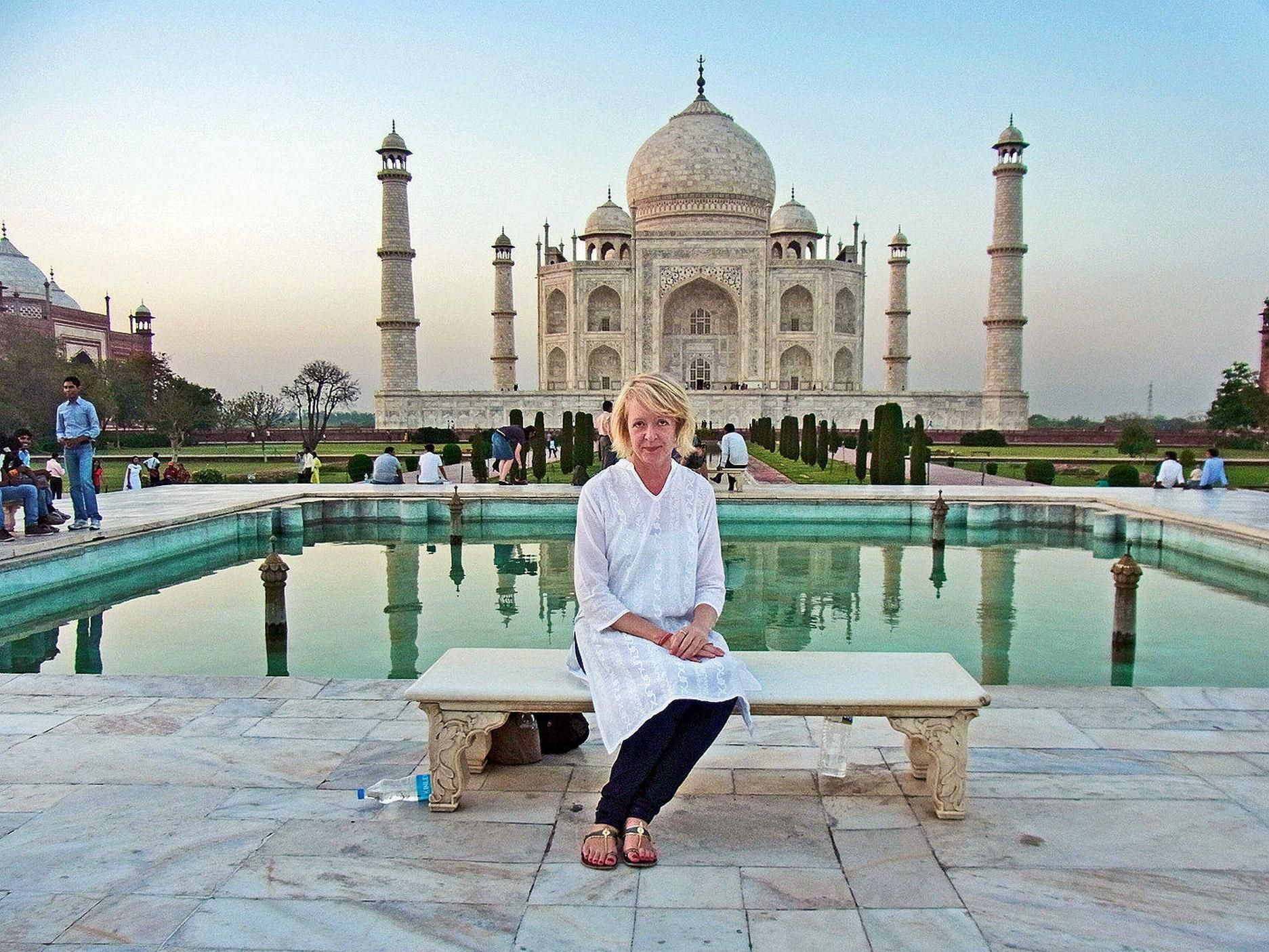 Das Taj Mahal, ein Mausoleum aus elfenbeinweißem Marmor, steht am Südufer des Flusses Yamuna in der indischen Stadt Agra.