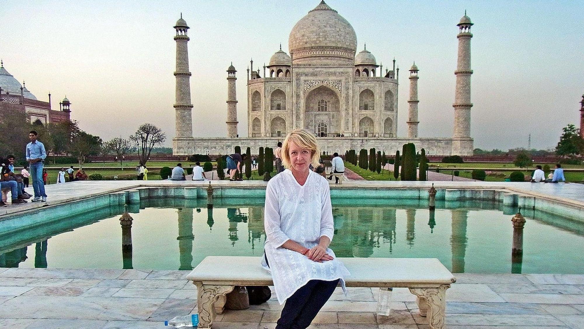 Das Taj Mahal, ein Mausoleum aus elfenbeinweißem Marmor, steht am Südufer des Flusses Yamuna in der indischen Stadt Agra.