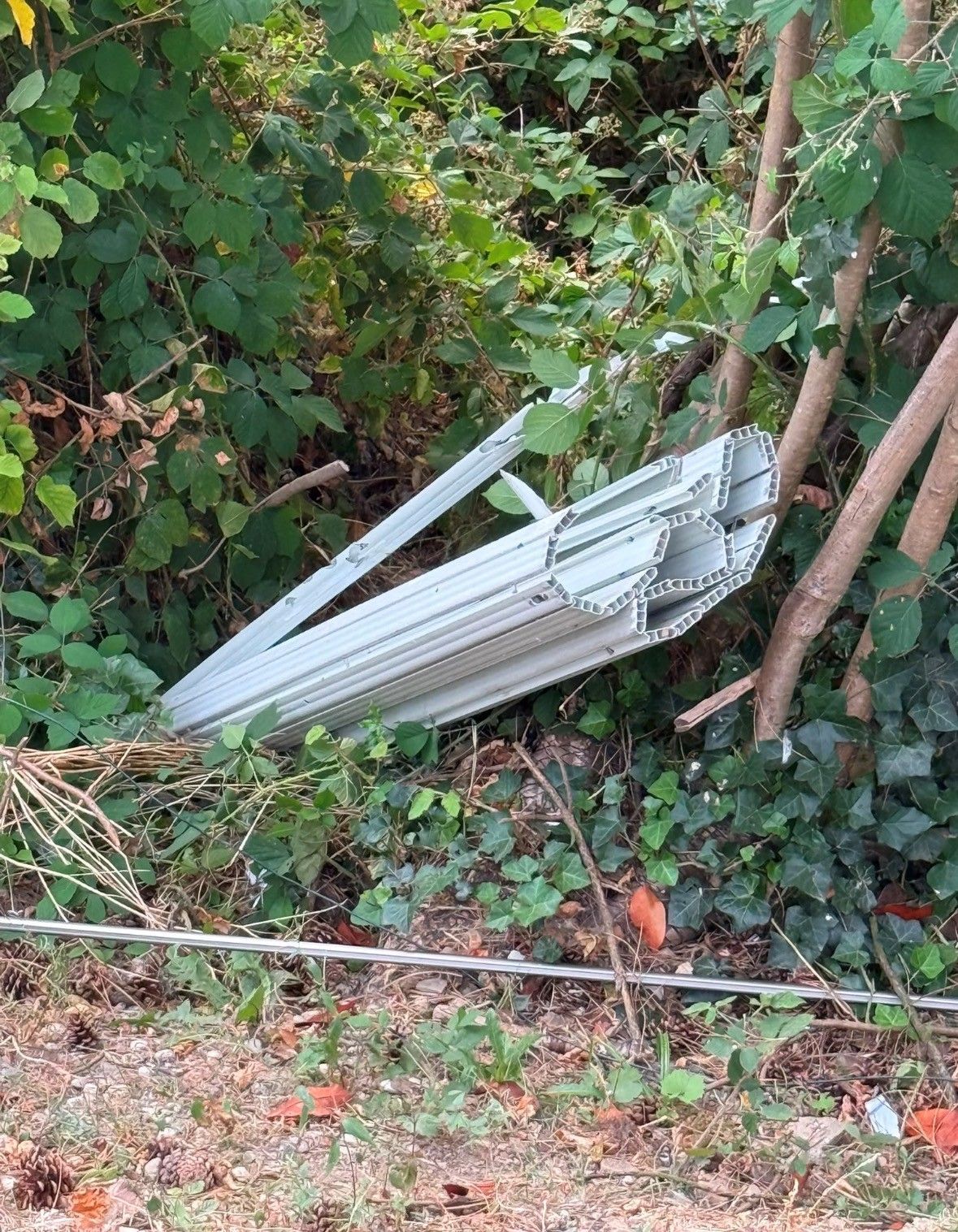 Das Foto zeigt eine Jalousie, die rund 20 Meter weit weggeschleudert wurde.