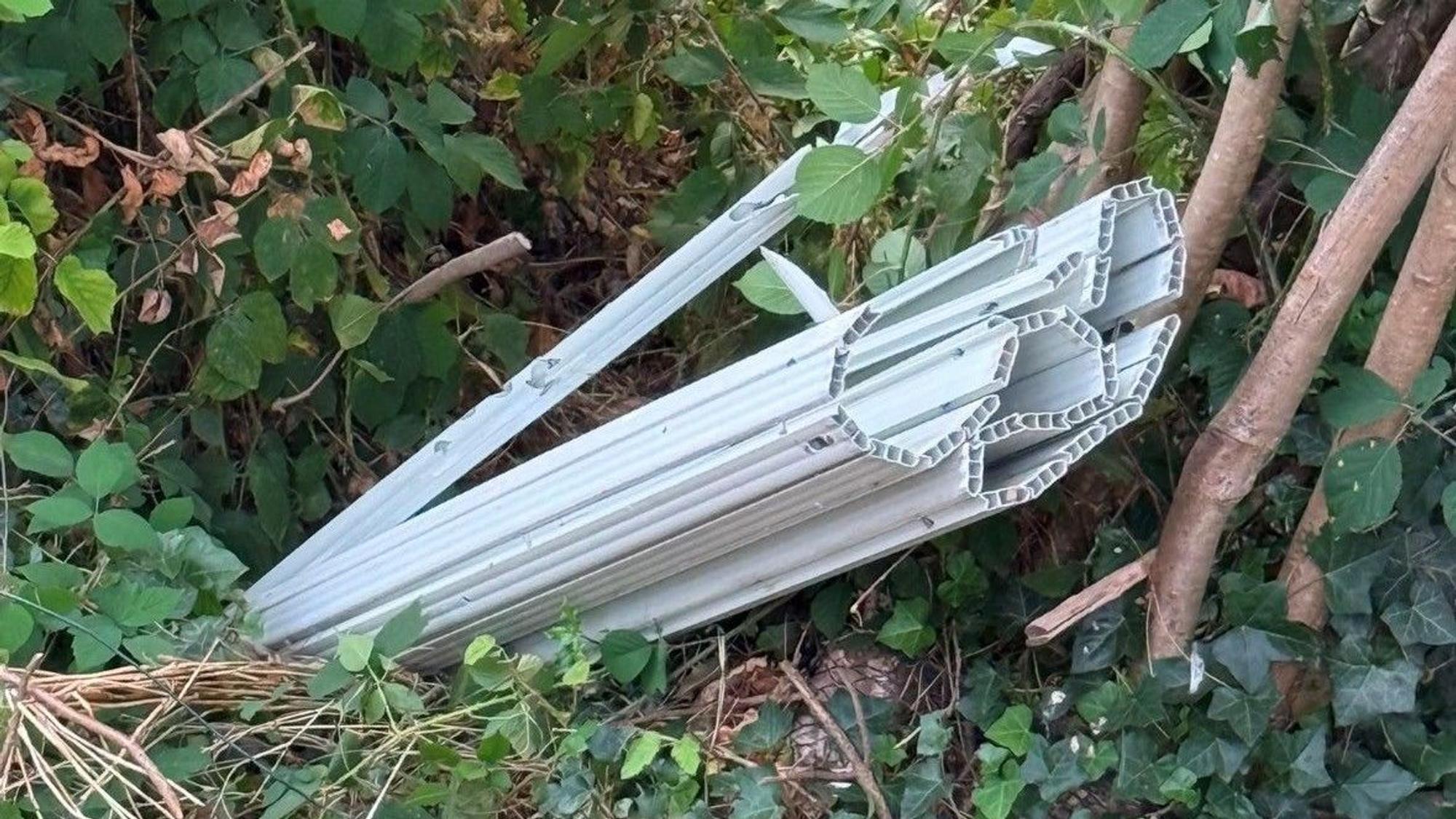 Das Foto zeigt eine Jalousie, die rund 20 Meter weit weggeschleudert wurde.
