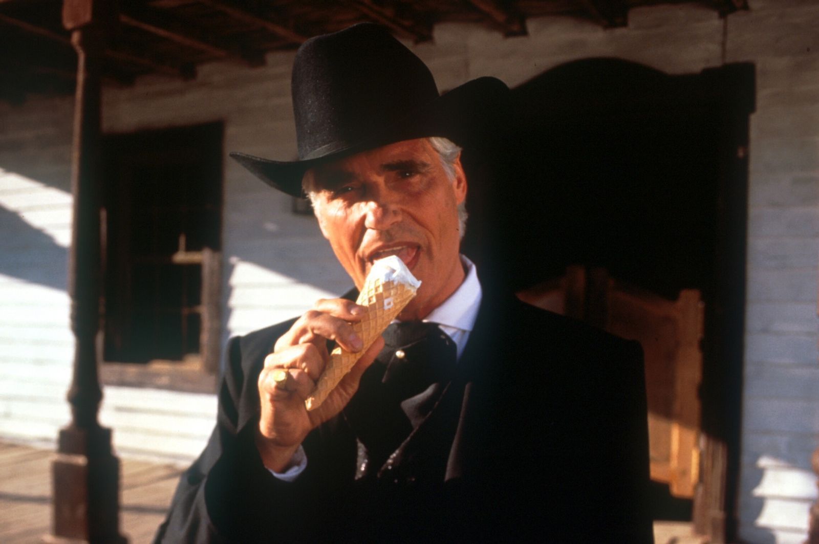 Bevor Santa Maria (Sky Du Mont) wieder die Gegend unsicher macht, gönnt er sich ein Eis. (Bild: herbX film / Constantin / Jürgen Olczyk)
