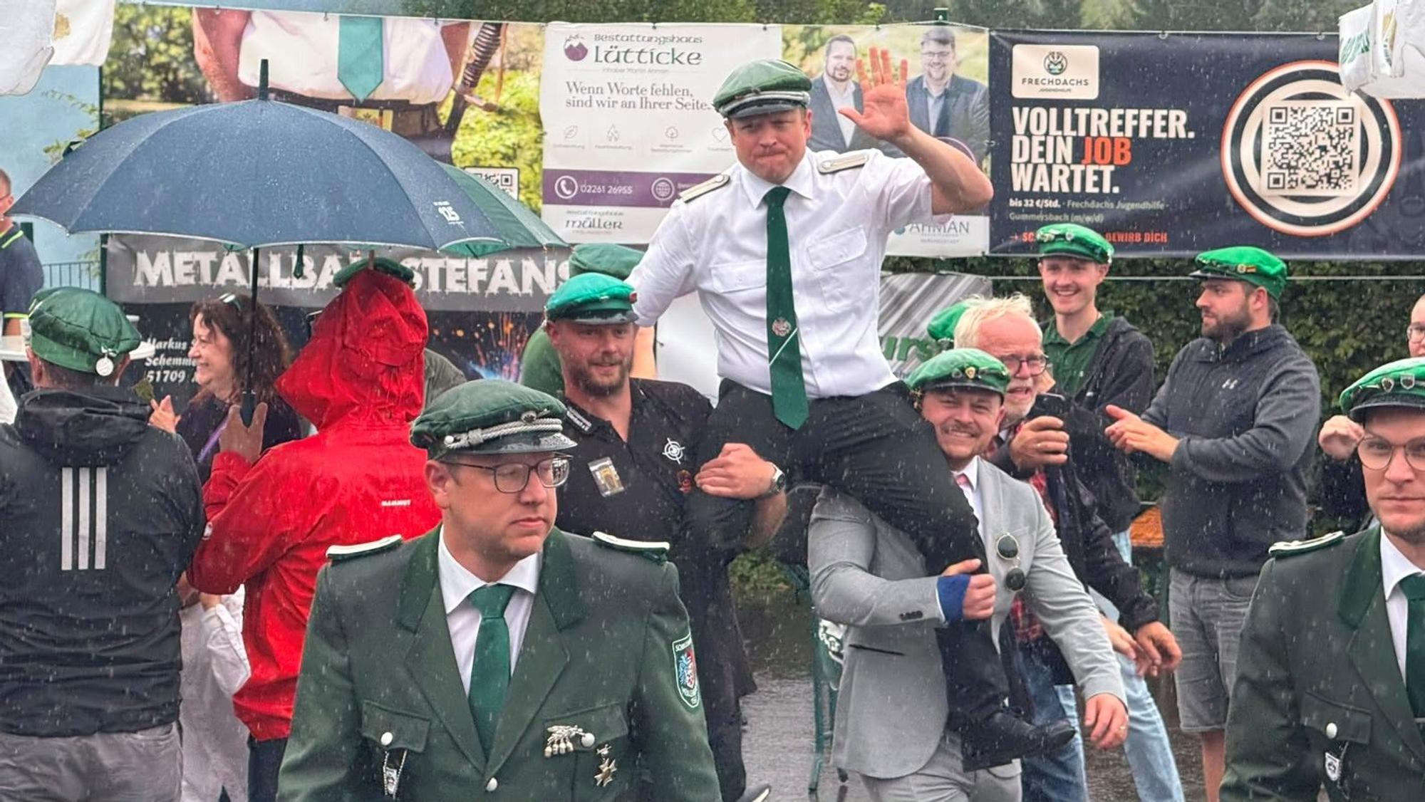 Das Bild zeigt Müllenbachs neuen Schützenkönig Julian Schenk.