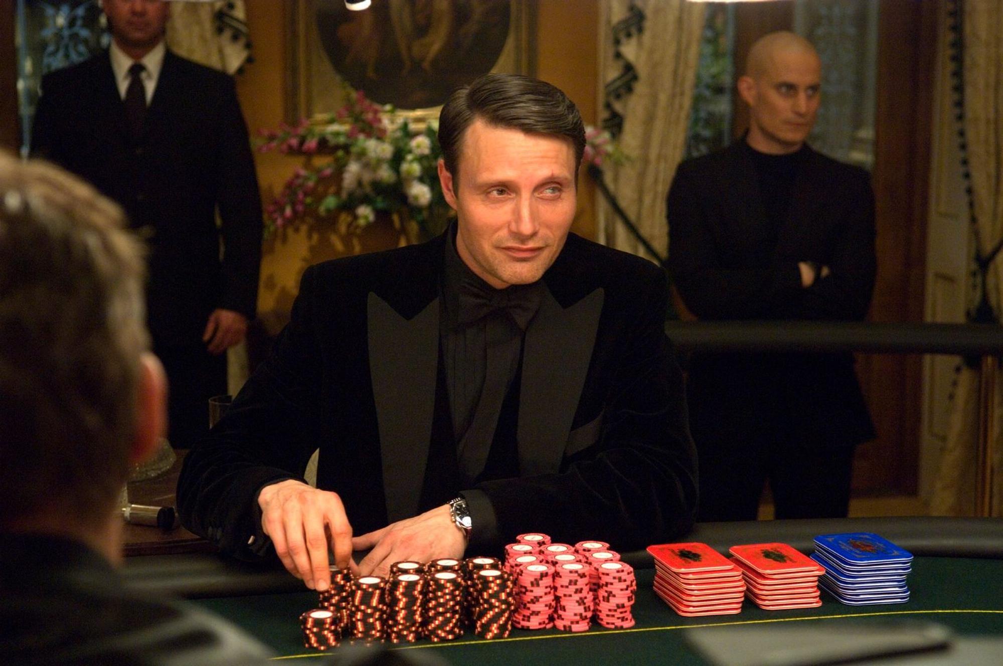 Le Chiffre (Mads Mikkelsen) gehört zu den großartigsten Schurken, mit denen es Bond je zu tun hatte. (Bild: RTL / 2006 Danjaq, LLC and United Artists Corporation)