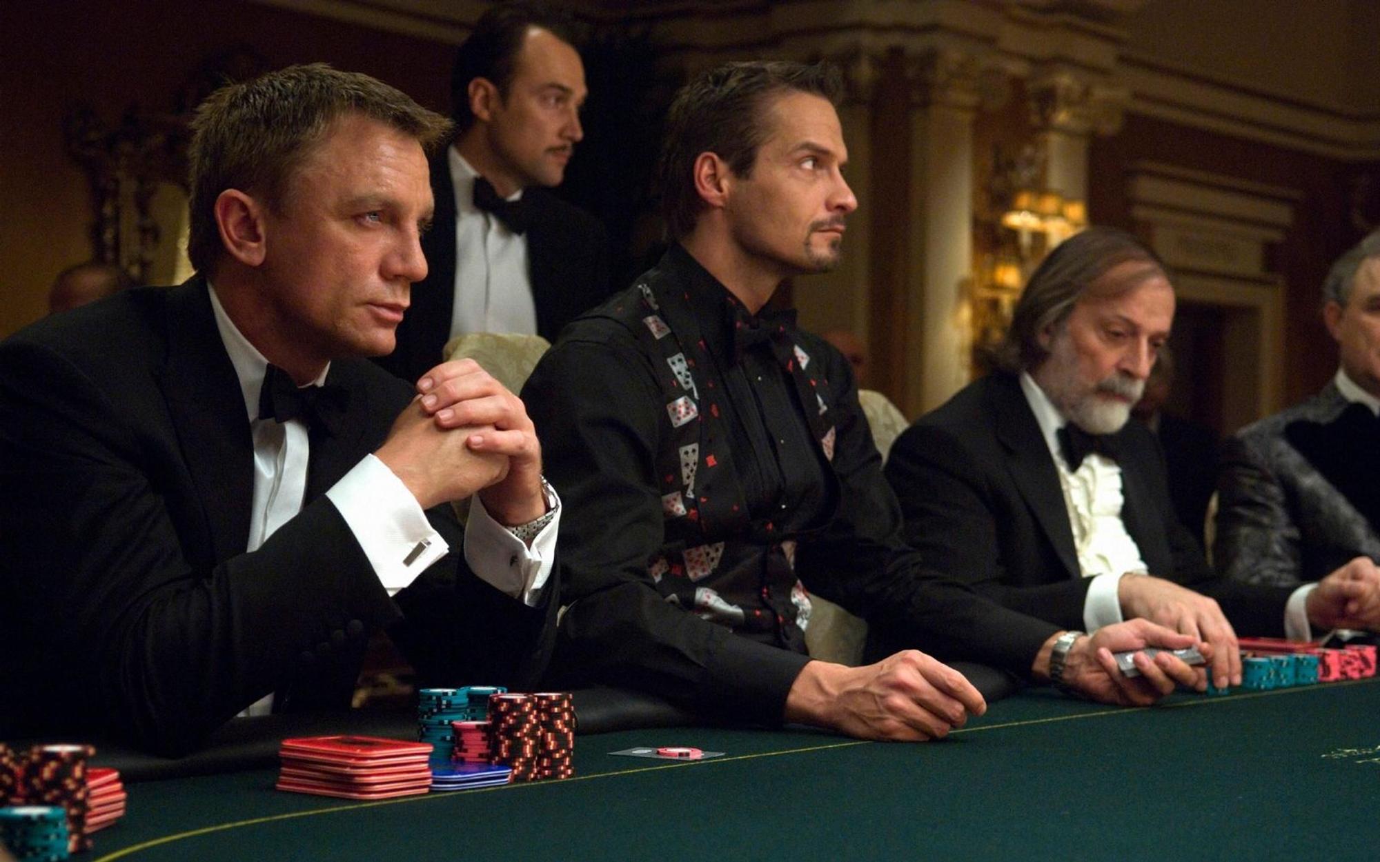 Als Daniel Craig (links) 2006 erstmals in der Rolle als James Bond zu sehen war, begann eine neue 007-Ära, die erst 2021 mit „Keine Zeit zu sterben“ endete. (Bild: RTL / 2006 Danjaq, LLC and United Artists Corporation)
