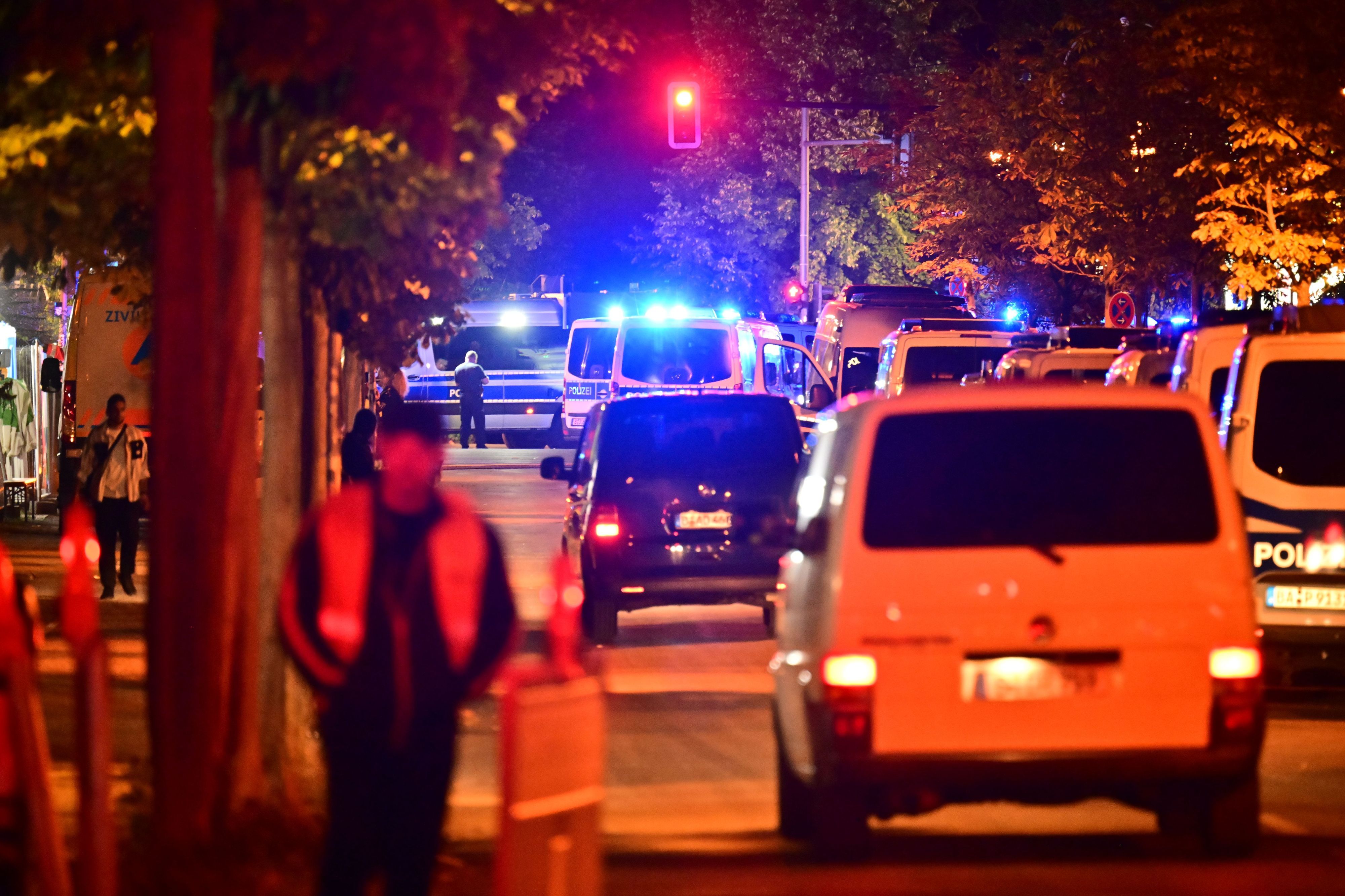 Einsatzfahrzeuge der Polizei stehen am Großen Tiergarten dem Abbruch des Christopher Street Day (CSD). Nachdem ein Auto mehrere Menschen am Rande des Christopher Street Day in Berlin angefahren und verletzt hat, sucht die Polizei nach verdächtigen Personen.