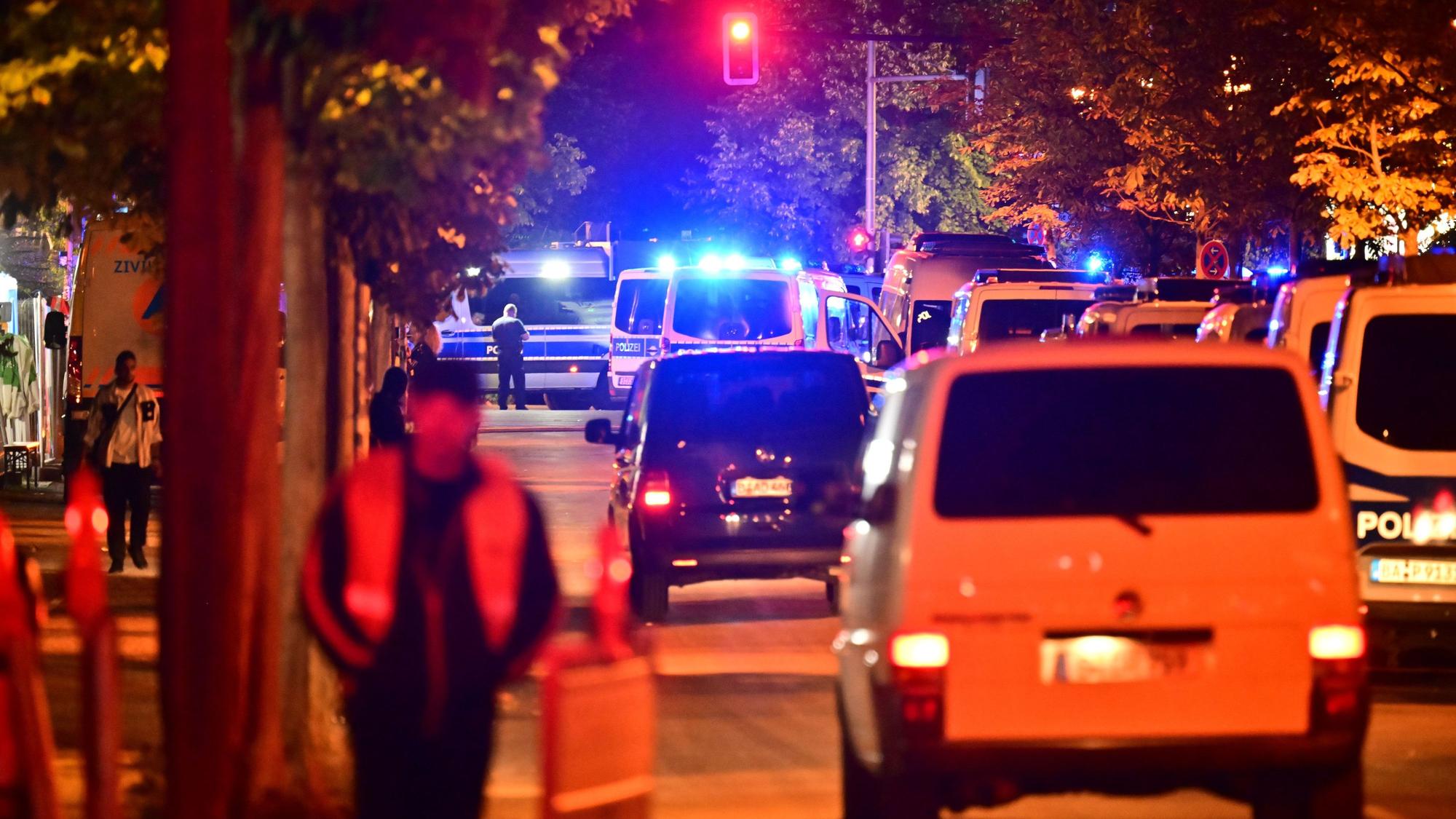 Einsatzfahrzeuge der Polizei stehen am Großen Tiergarten dem Abbruch des Christopher Street Day (CSD). Nachdem ein Auto mehrere Menschen am Rande des Christopher Street Day in Berlin angefahren und verletzt hat, sucht die Polizei nach verdächtigen Personen.