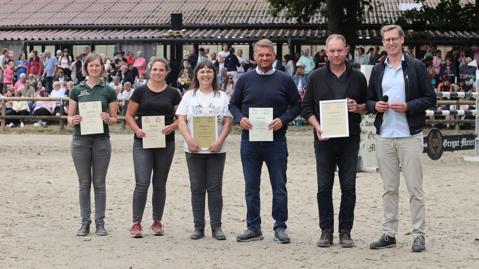 Der Bürgermeister und die Geehrten haben sich zum Foto aufgestellt.