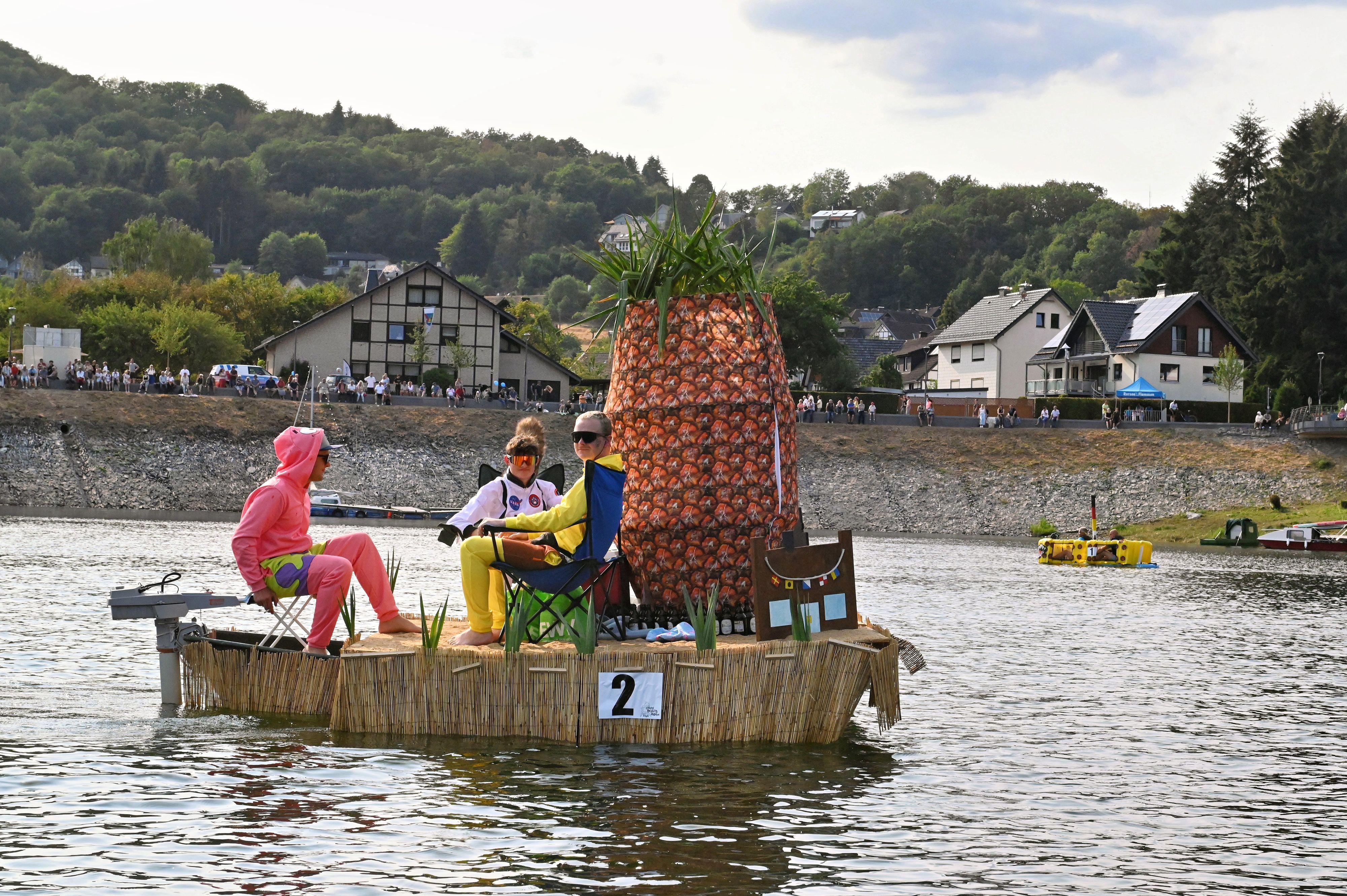 Figuren aus der Fernsehserie Songebob Schwammkopf sitzen auf einem umgebauten Boot.