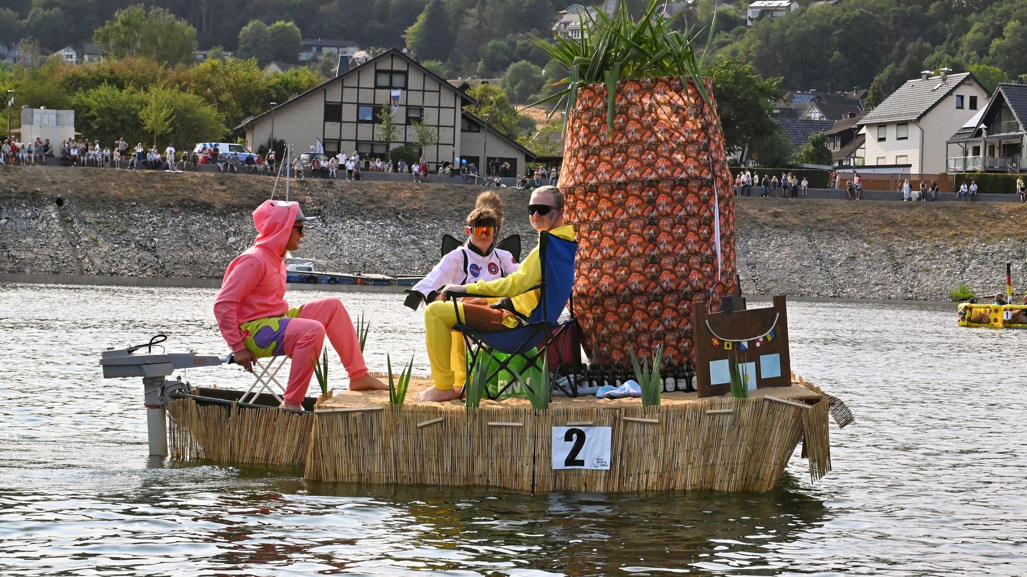 Figuren aus der Fernsehserie Songebob Schwammkopf sitzen auf einem umgebauten Boot.