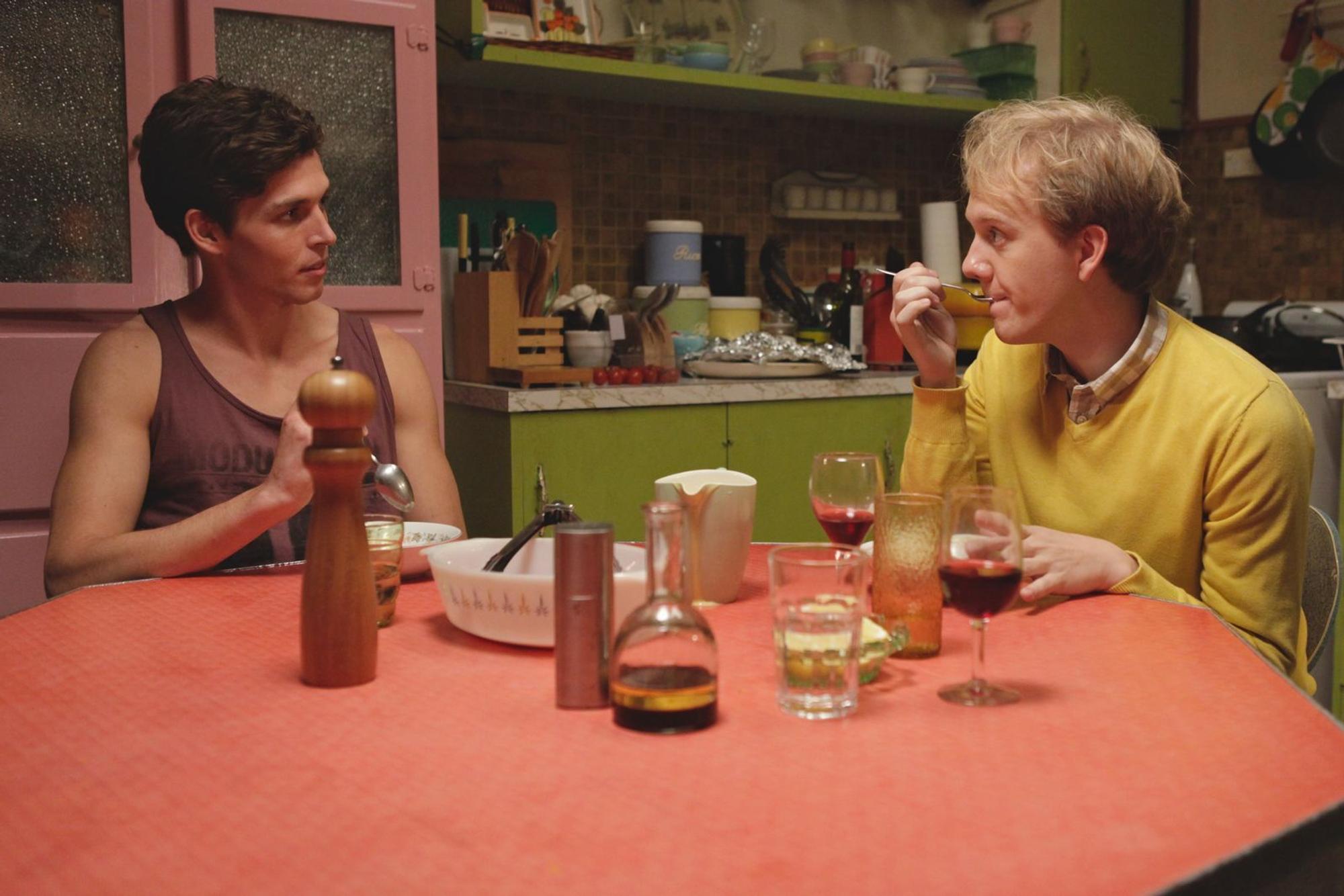 Geoffrey (Wade Briggs, links), Josh (Josh Thomas) und ihre Freunde kämpfen mit den neuen Verantwortungen als junge Erwachsene. (Bild: ARTE/Giovanni Lovisetto)