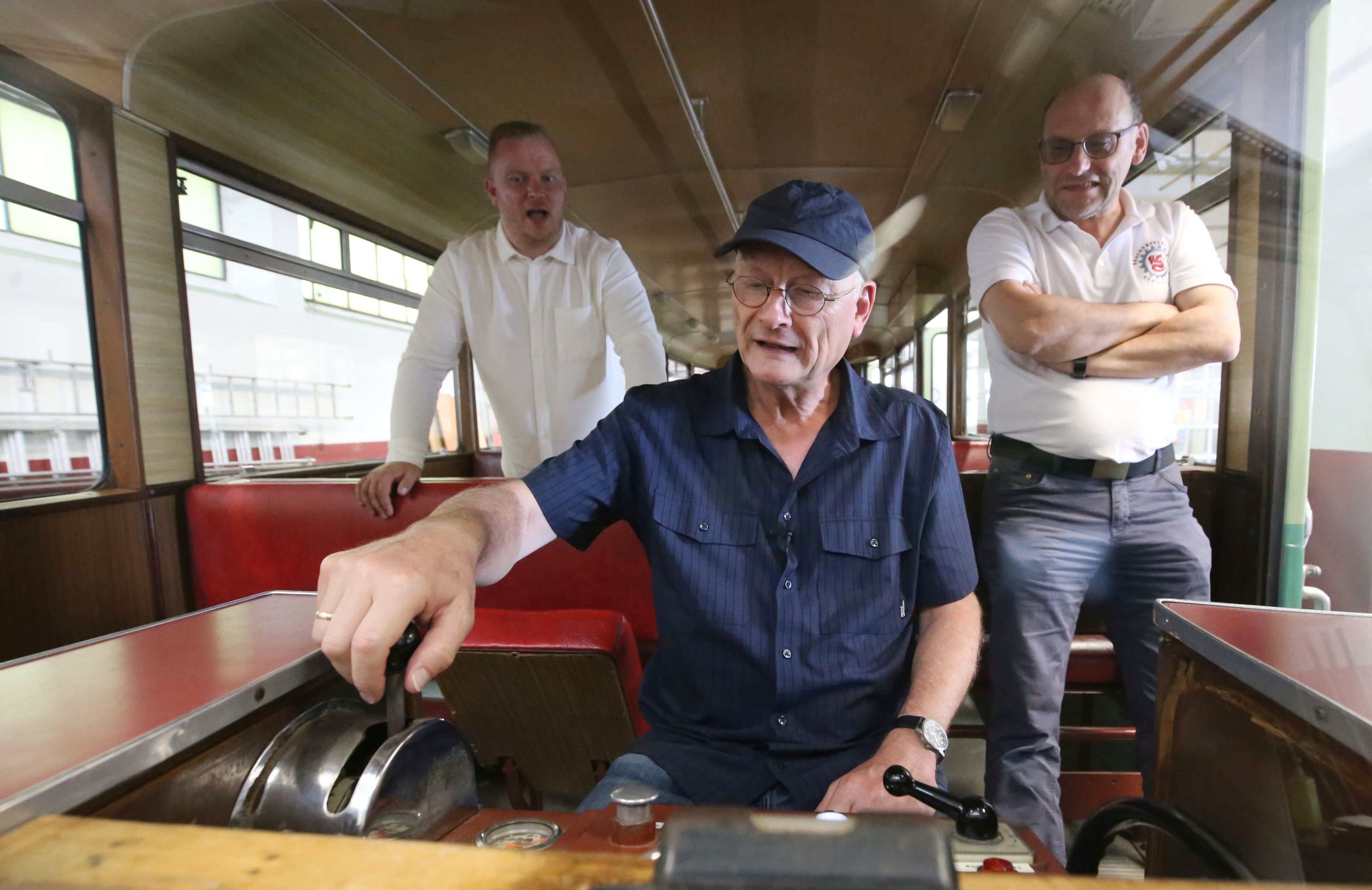 Sven Plöger im Fahrerstand der Drachenfelsbahn. Hinter ihm links: Dominik Pinsdorf, rechts: Thomas Scharf