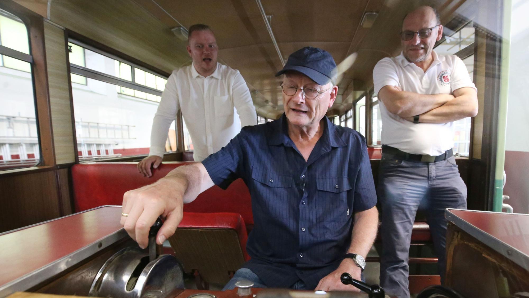 Sven Plöger im Fahrerstand der Drachenfelsbahn. Hinter ihm links: Dominik Pinsdorf, rechts: Thomas Scharf