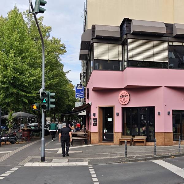 Blick auf das rosa Ladenlokal von Little Mexico in Köln.
