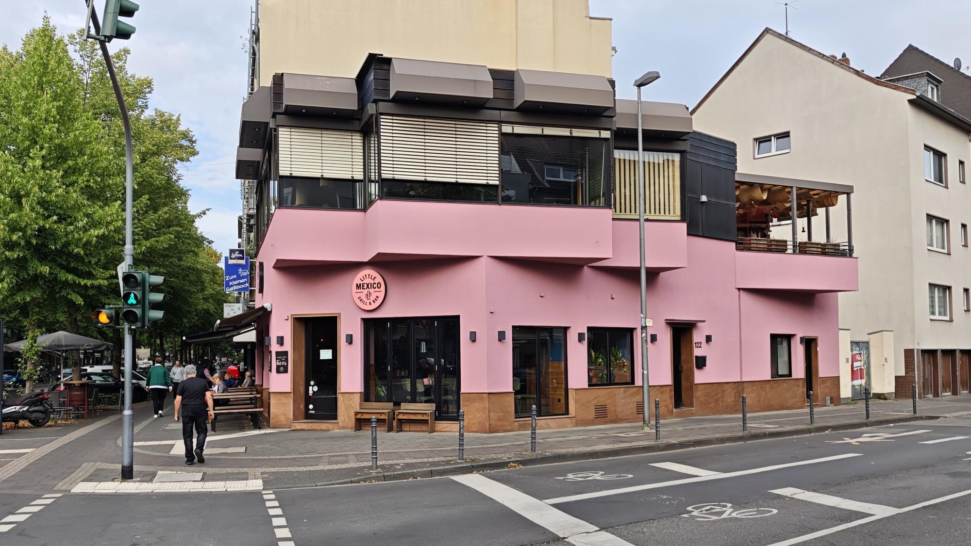 Blick auf das rosa Ladenlokal von Little Mexico in Köln.