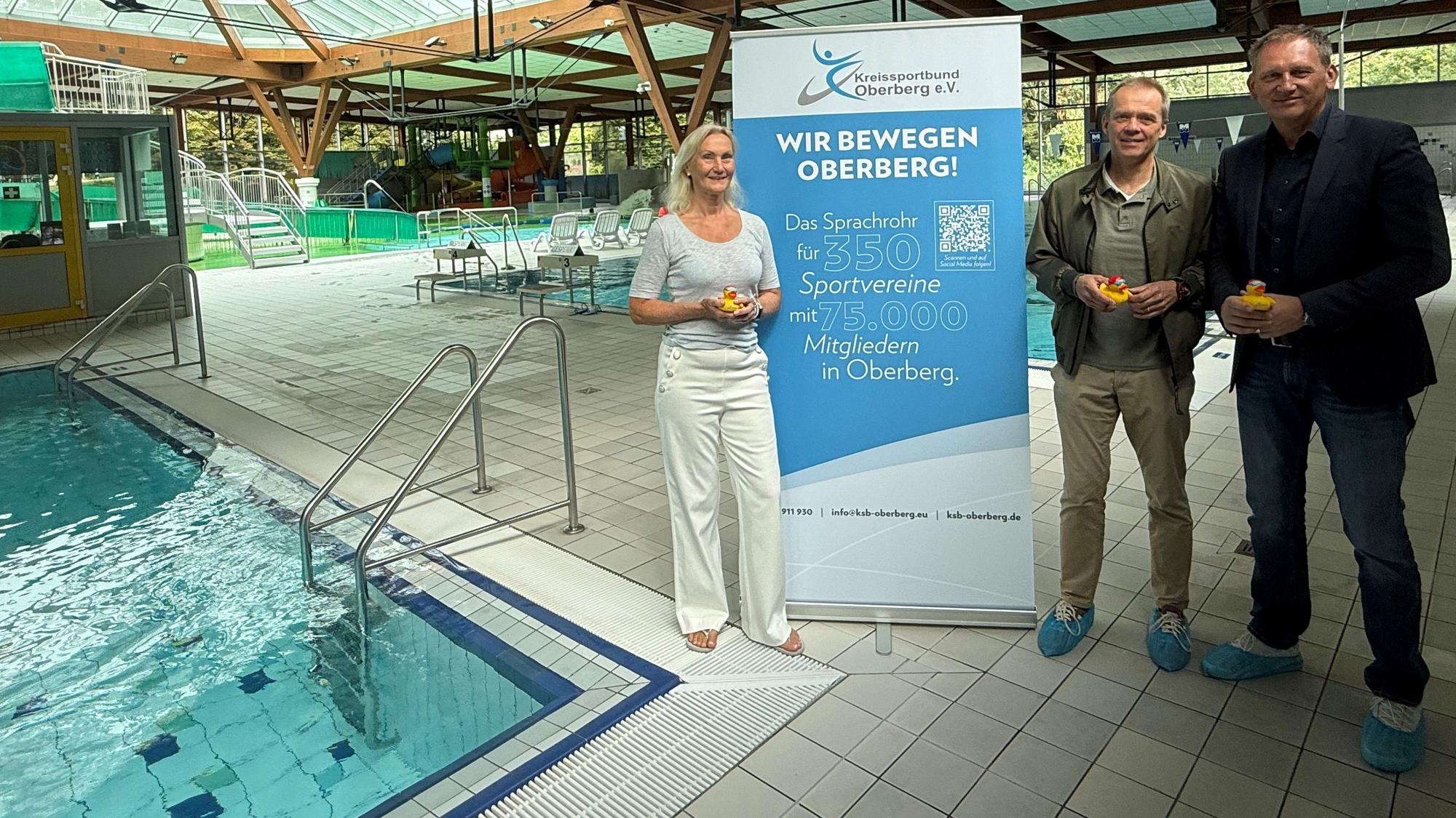Das Foto zeigt die Spende Rotarier für Schwimmkurse im Gumbala in Gummersbach.