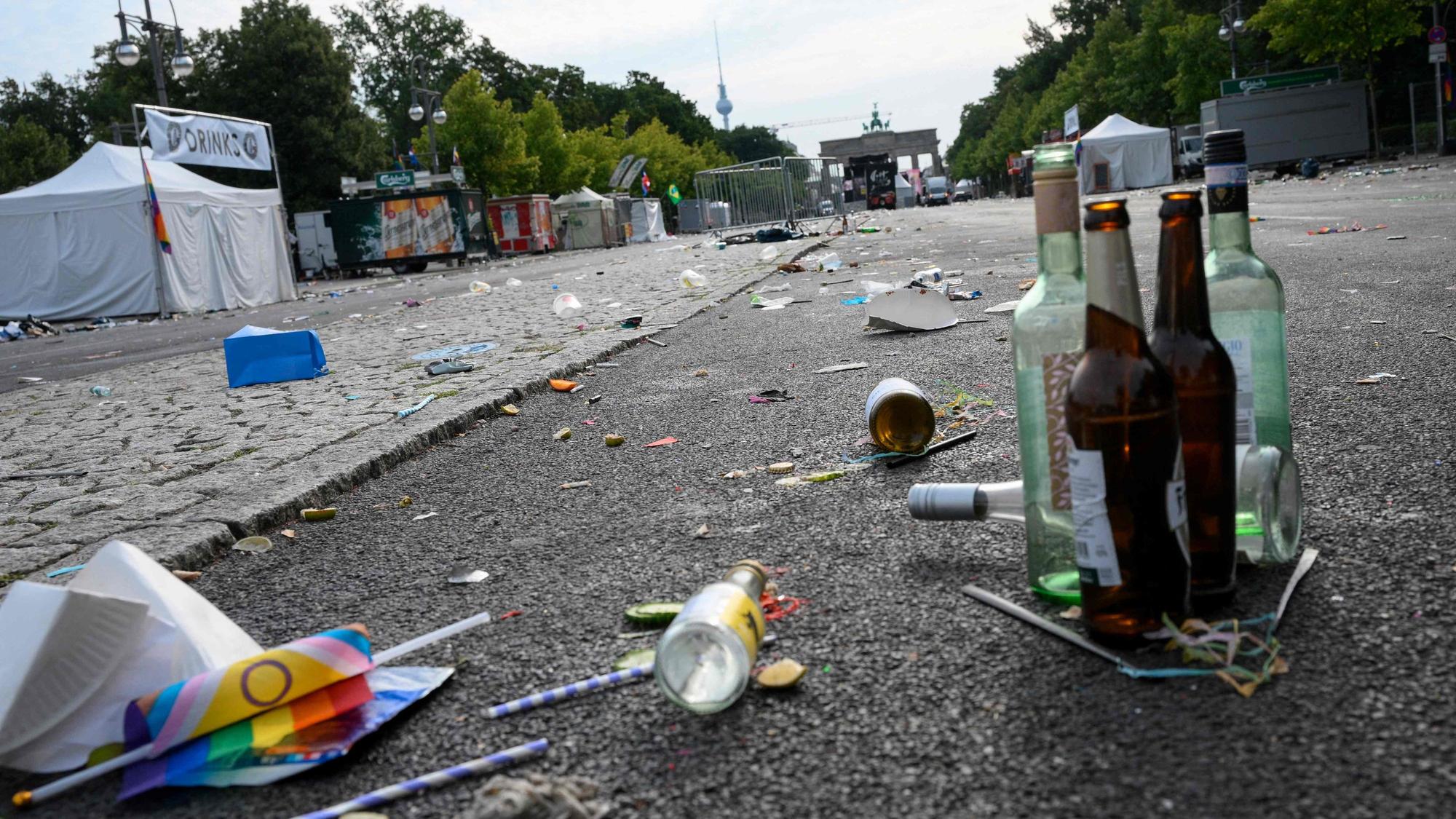 Der CSD in Berlin war am Samstagabend abgebrochen worden, nachdem ein Auto am Rande der Großveranstaltung in eine Menschenmenge gefahren ist.