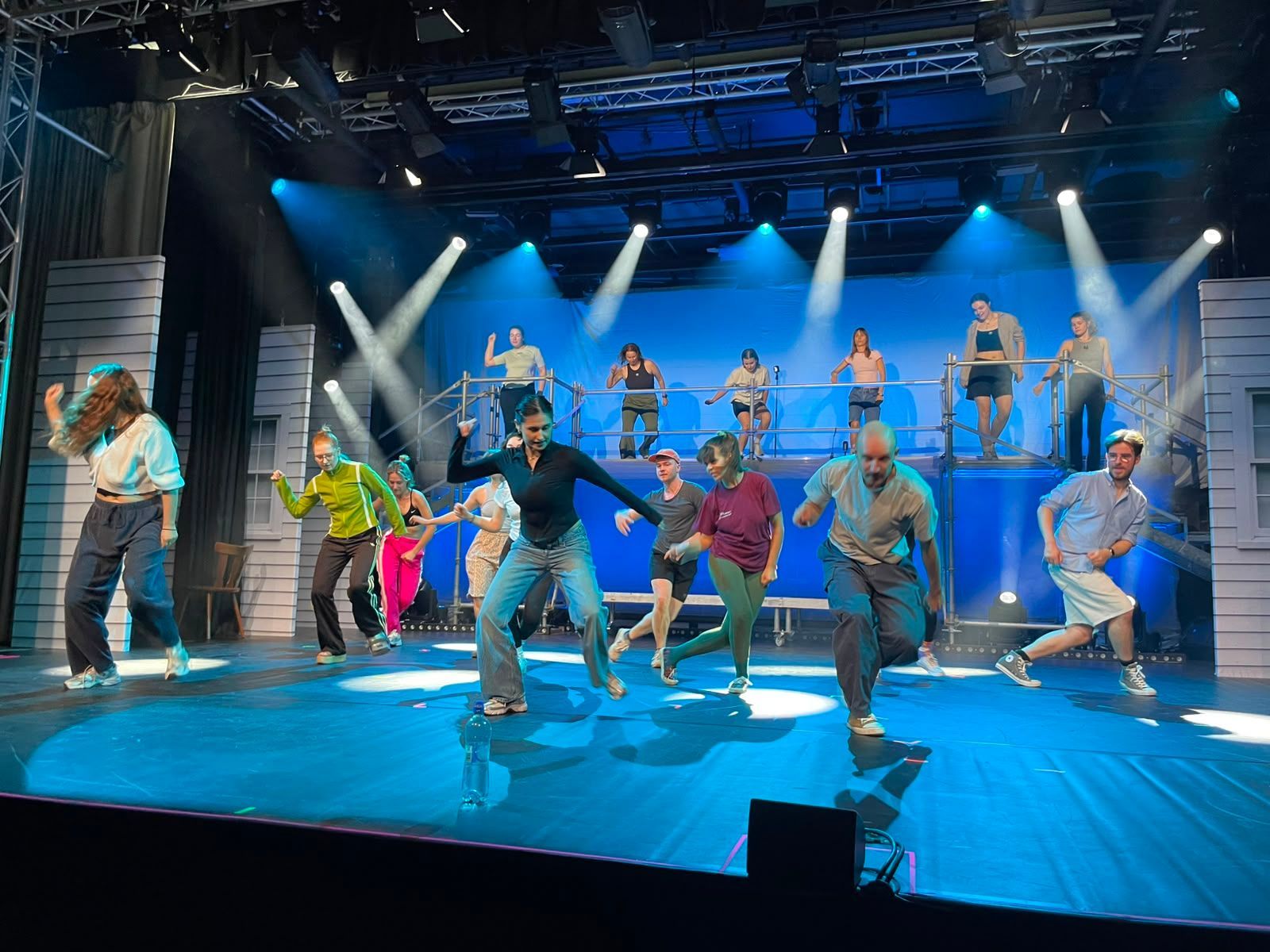 Das Bild zeigt die Tänzer des Musical Footloose bei den Proben auf der Bühne.