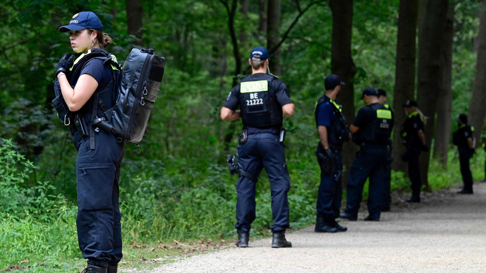 Die Polizei sichert am 26. Juli 2026 den Bereich im Berliner Tiergarten ab, in dem am Vorabend ein Auto in eine Menschenmenge gefahren war.