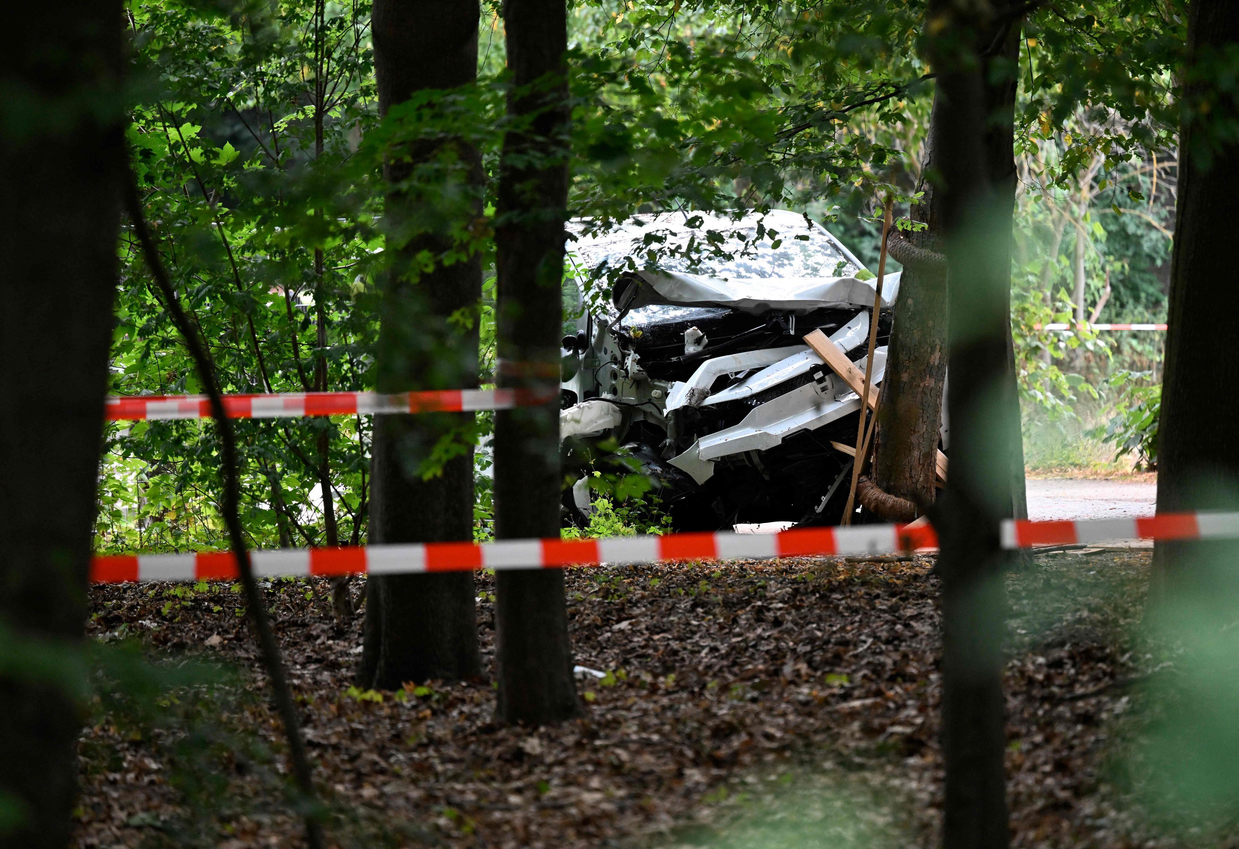 Das Bild zeigt die Front des Autos, das mutmaßlich in eine Menschenmenge fuhr, dabei einen Menschen tötete und 16 weitere verletzte, bevor es gegen einen Baum im Berliner Tiergarten am Rande des Christopher Street Day (CSD) prallte.