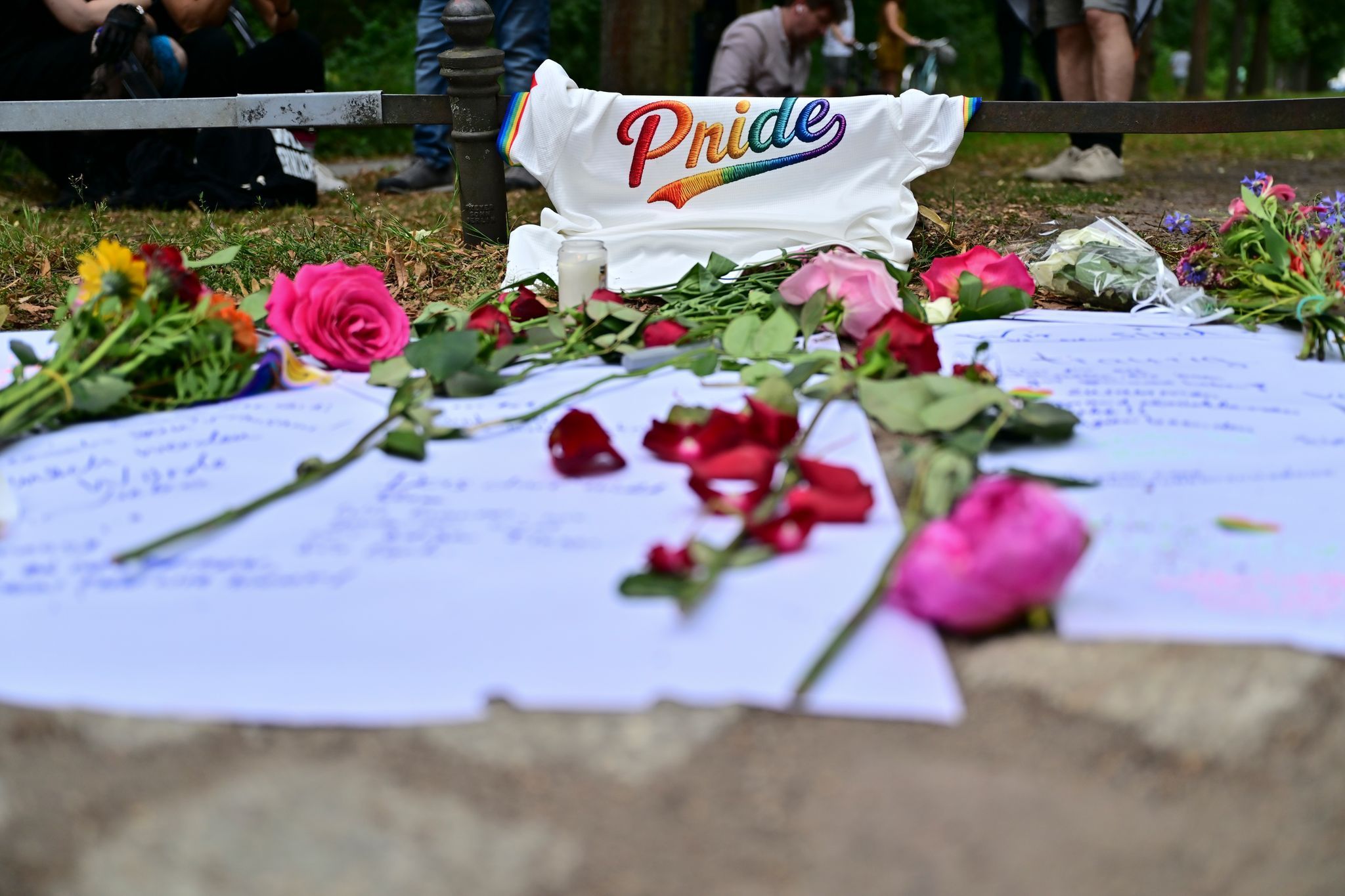 Auto fährt in Menschenmenge - CSD in Berlin abgebrochen.