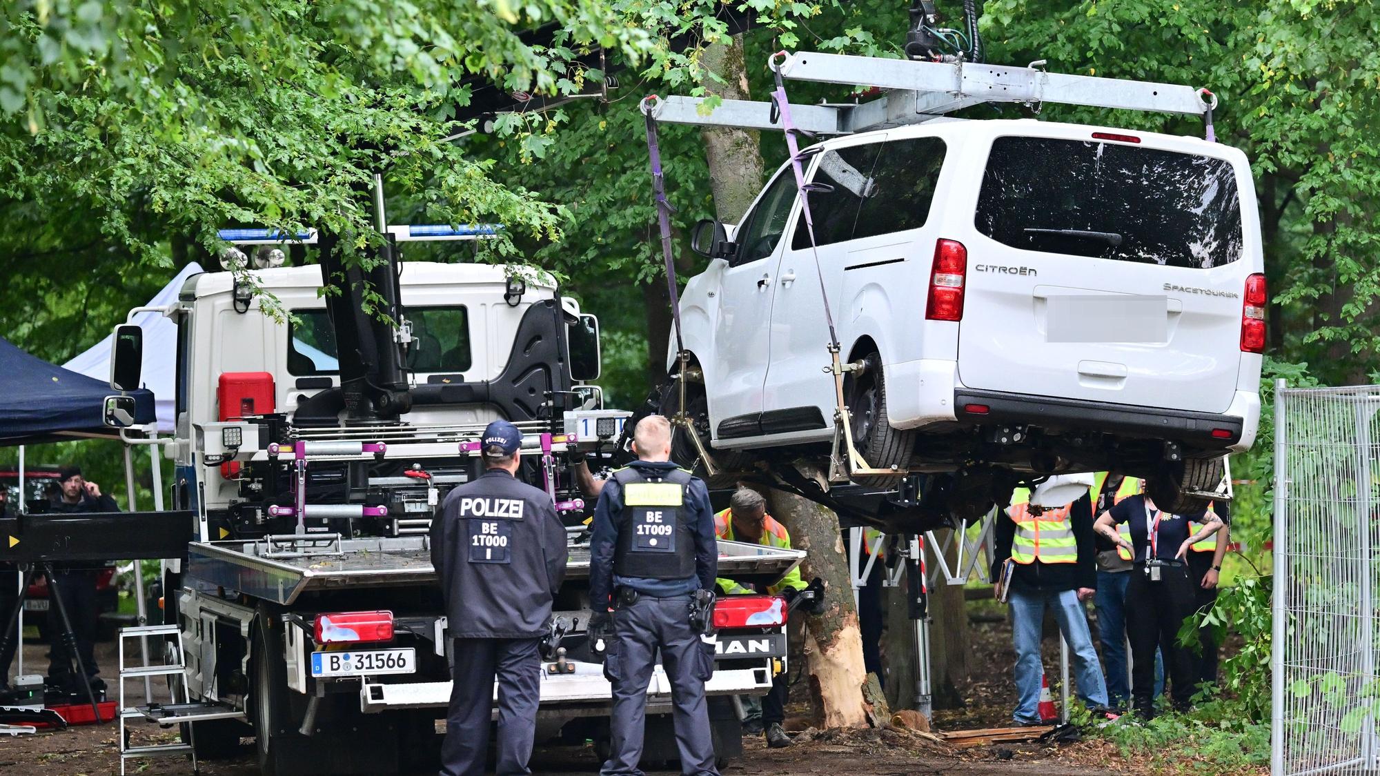 Das Auto vom Anschlag wird auf einen Abschleppwagen gehoben. Der Christopher Street Day in Berlin war am Vortag abgebrochen worden, nachdem ein Auto am Rande der Großveranstaltung in eine Menschenmenge gefahren war. Mindestens eine Frau wurde getötet, viele weitere Menschen wurden verletzt – mehrere davon lebensbedrohlich.