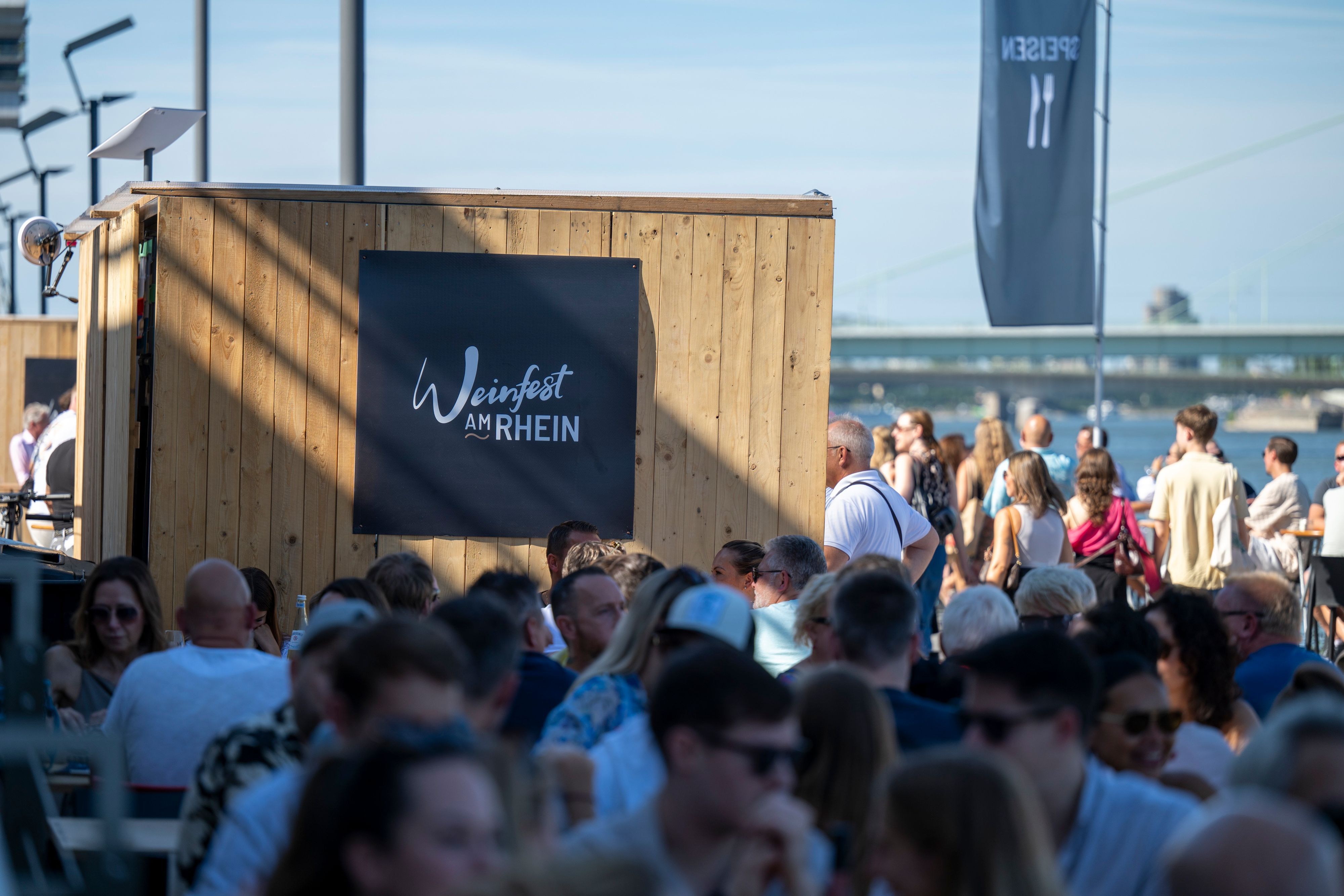 10.08.2024, Köln: Das Weinfest am Rhein findet im Rheinauhafen statt. Foto: Uwe Weiser