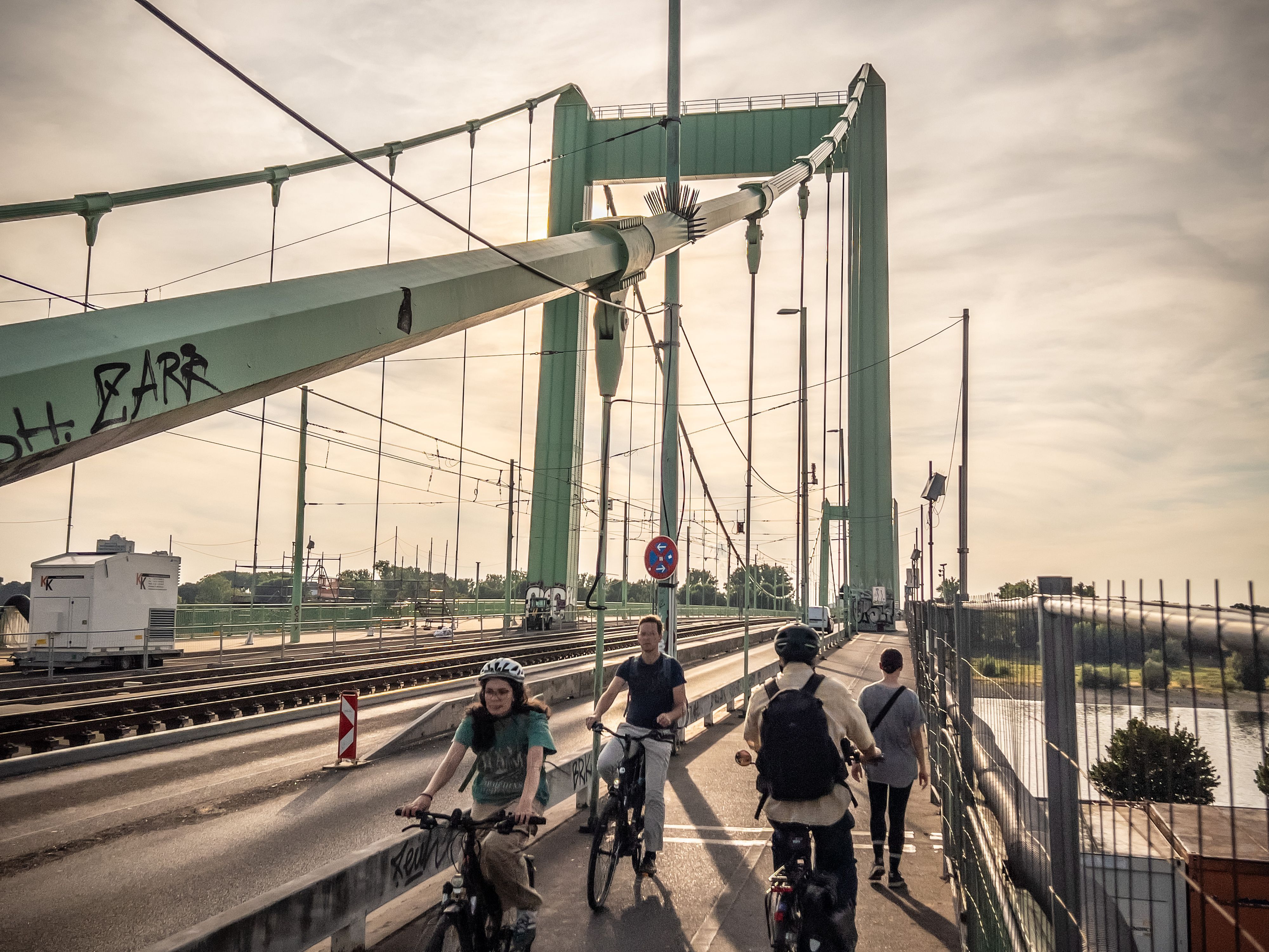 Verkehr auf der Mülheimer Brücke: Die Radfahrer teilen sich während der sanierung der Brücke einen schmalen Streifen.
