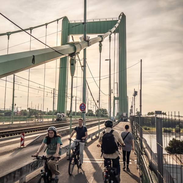 Verkehr auf der Mülheimer Brücke: Die Radfahrer teilen sich während der sanierung der Brücke einen schmalen Streifen.