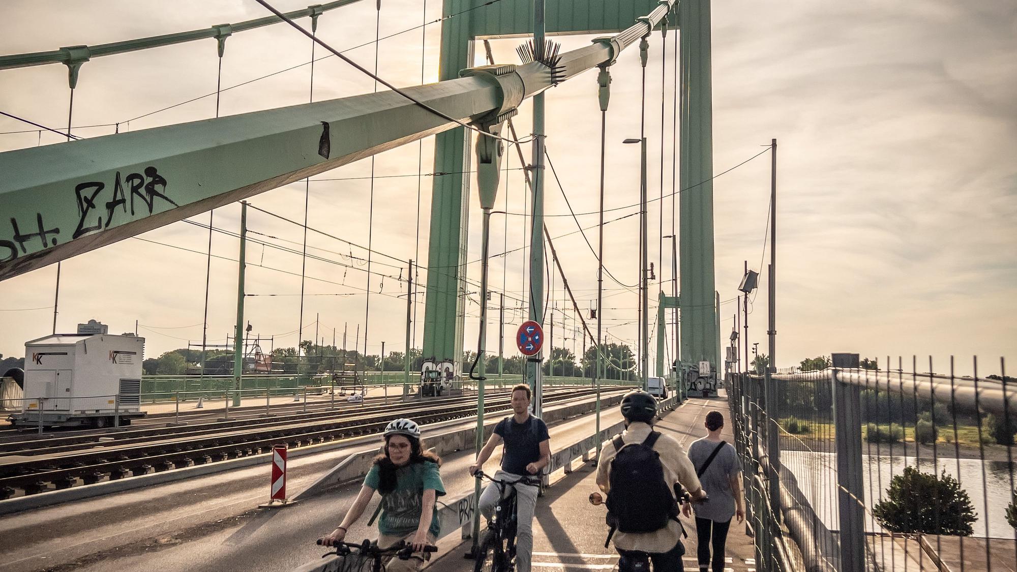 Verkehr auf der Mülheimer Brücke: Die Radfahrer teilen sich während der sanierung der Brücke einen schmalen Streifen.