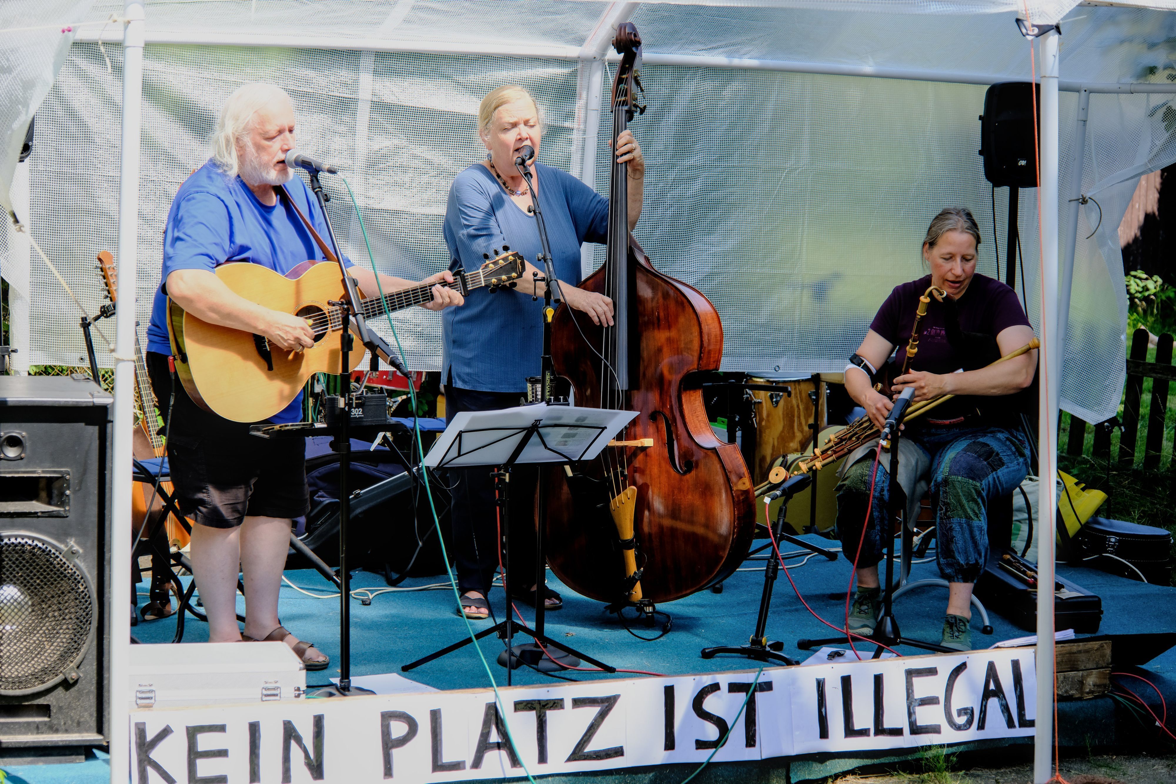 Ein Band steht auf der Bühne.