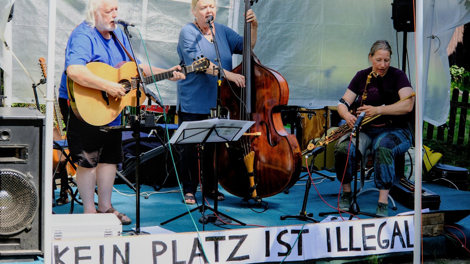 Ein Band steht auf der Bühne.