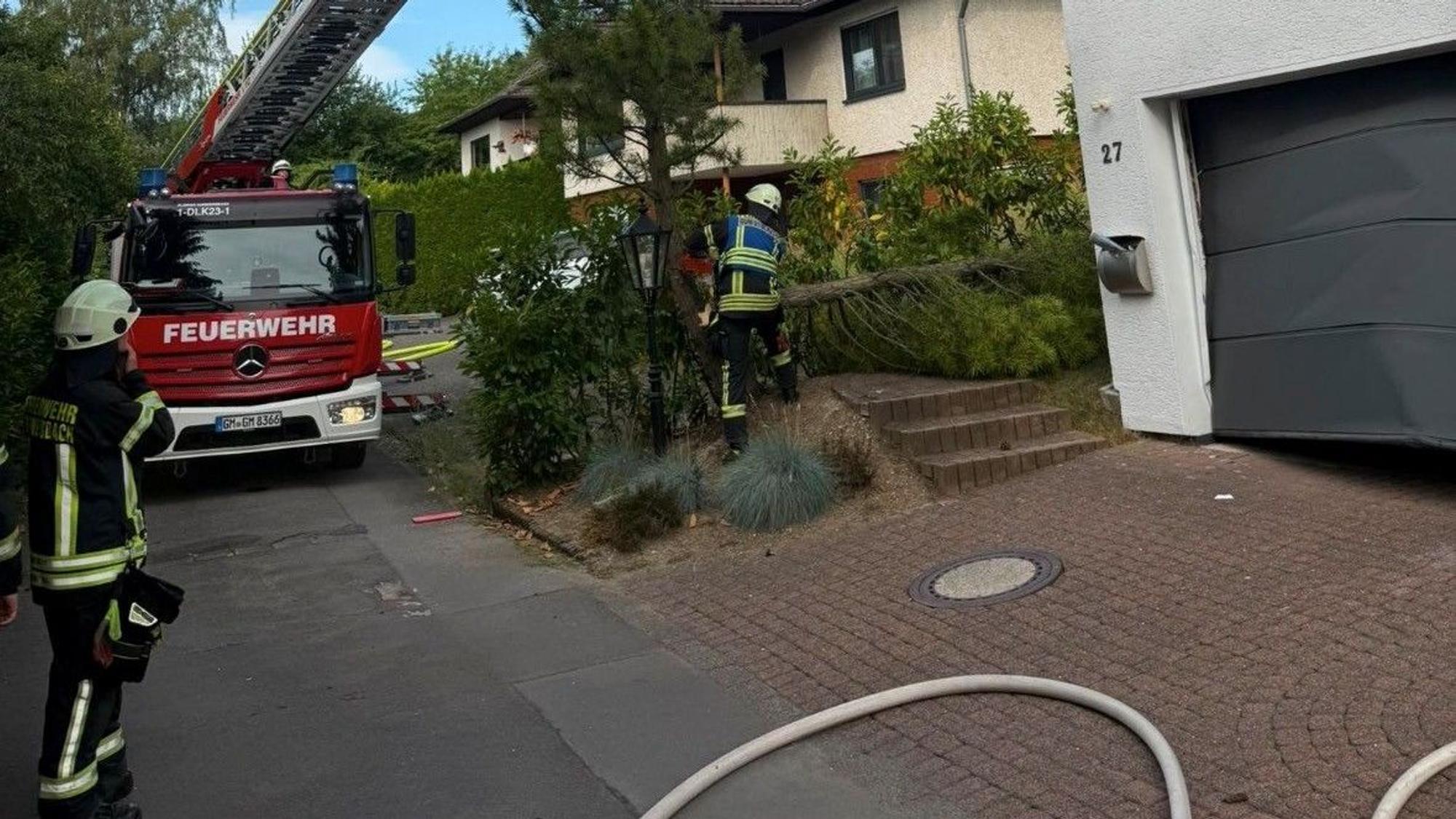 Das Foto zeigt den Feuerwehreinsatz in Gummersbach-Niederseßmar.