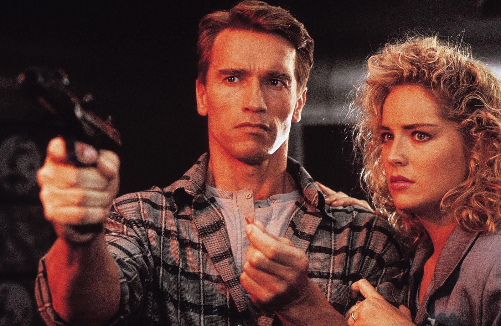 Bauarbeiter Doug Quaid (Arnold Schwarzenegger) erfährt, dass seine Frau Lori (Sharon Stone) eine Geheimagentin ist.  (Bild: 1990 STUDIOCANAL. All Rights Reserved.)