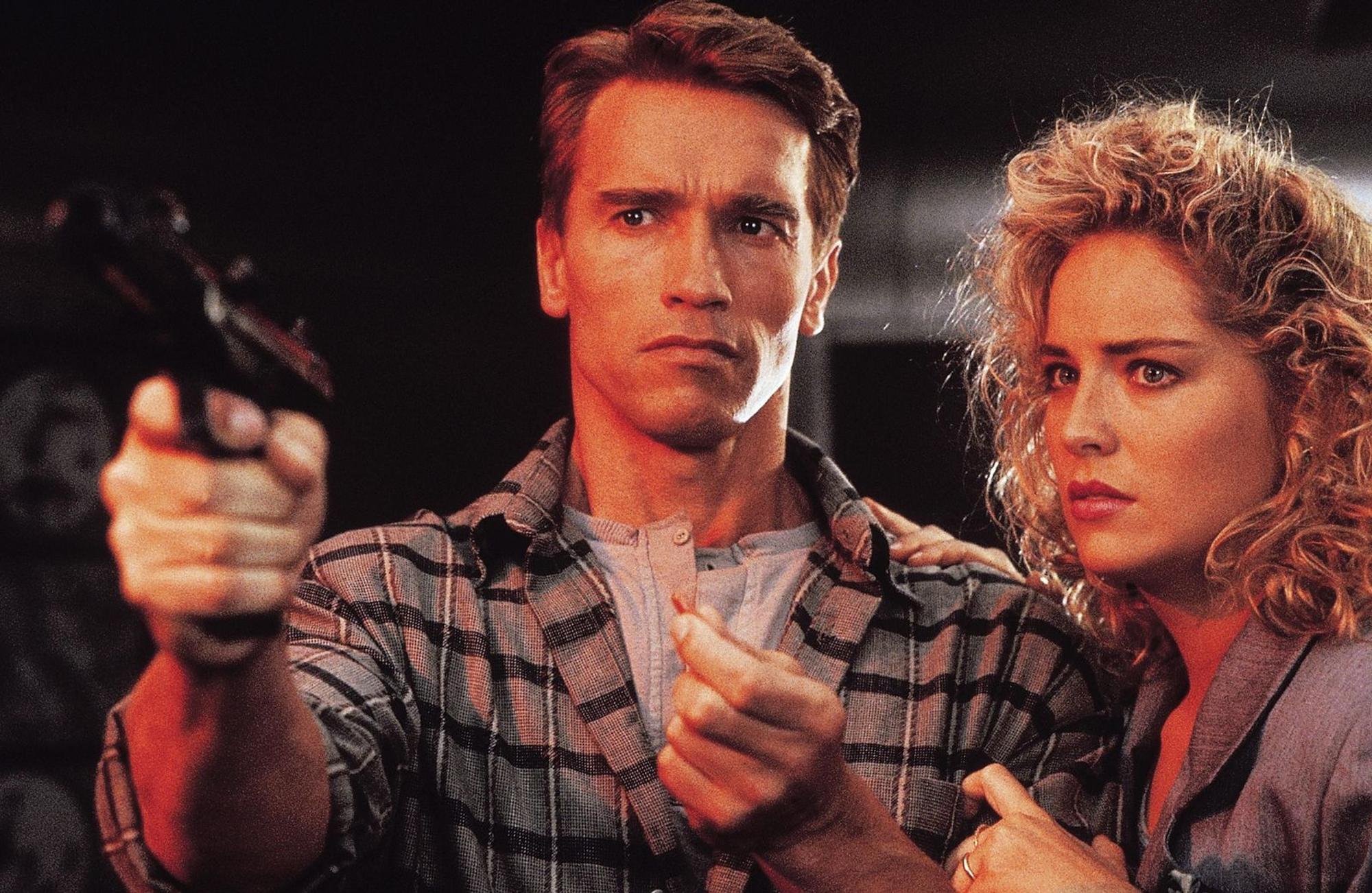 Bauarbeiter Doug Quaid (Arnold Schwarzenegger) erfährt, dass seine Frau Lori (Sharon Stone) eine Geheimagentin ist. (Bild: 1990 STUDIOCANAL. All Rights Reserved.)