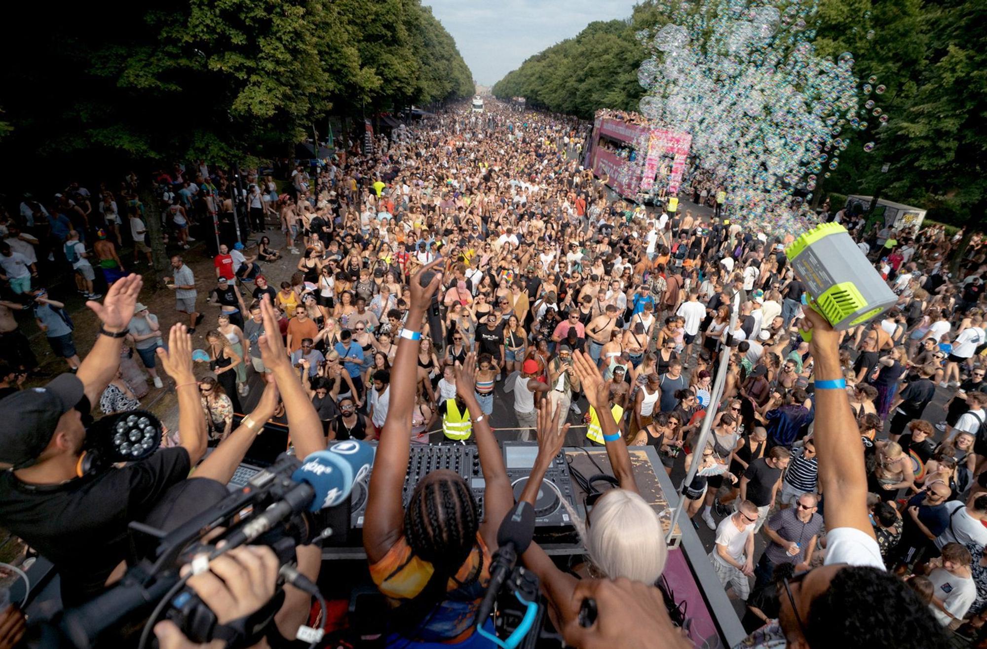 Über drei Jahre begleitet „Love is stronger“ das Comeback der Idee - mit allen Höhen und Tiefen. Der 90-Minüter thematisiert die Zeitlosigkeit von Lebensträumen und wie sie sich über die Jahre verändern. (Bild: rbb/Omri Ben David Benjamin)