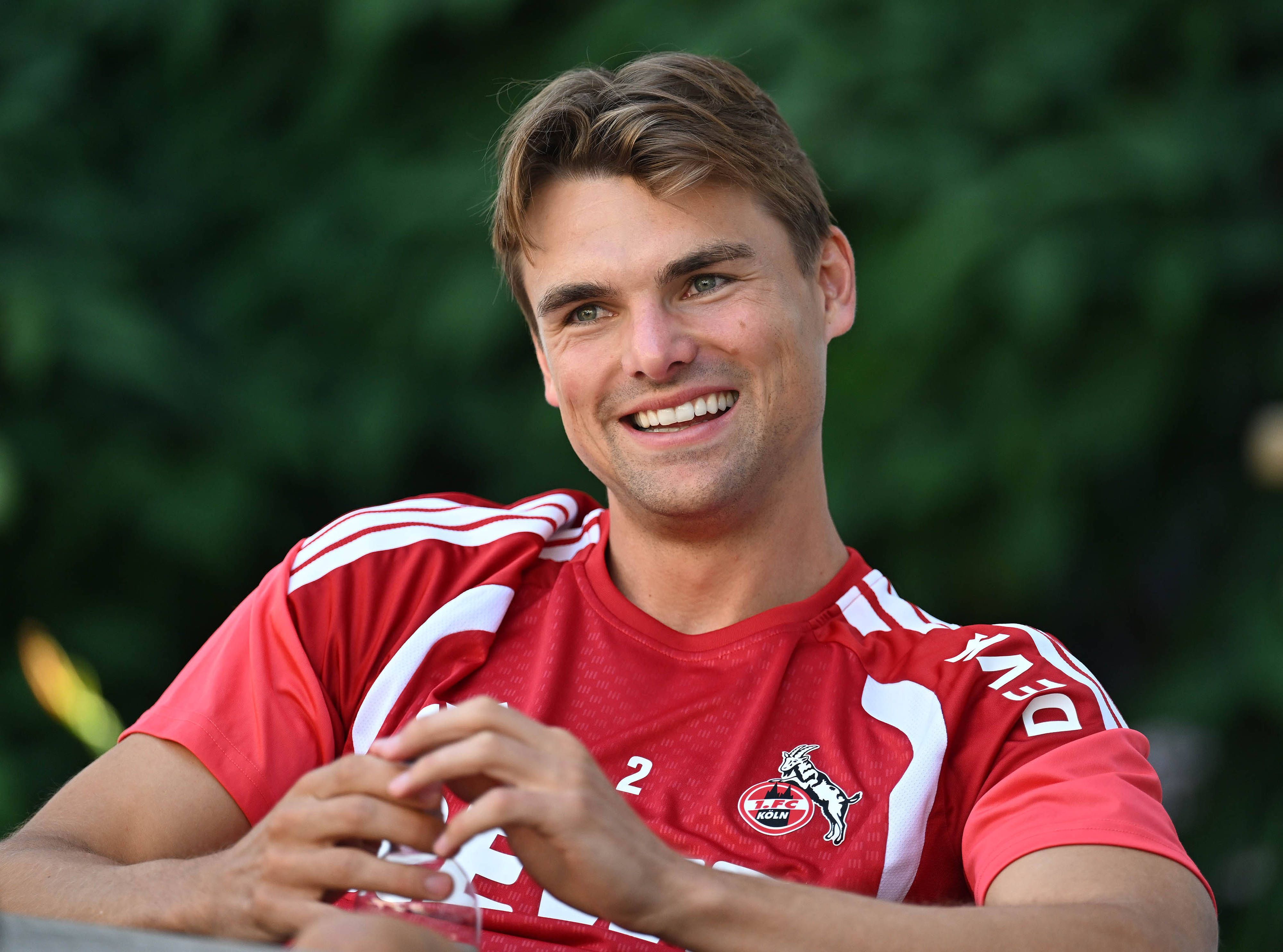 Joel Schmied beim Gespräch in im Trainingslager des 1. FC Köln in Kitzbühel