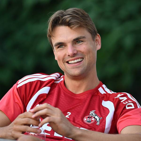 Joel Schmied beim Gespräch in im Trainingslager des 1. FC Köln in Kitzbühel