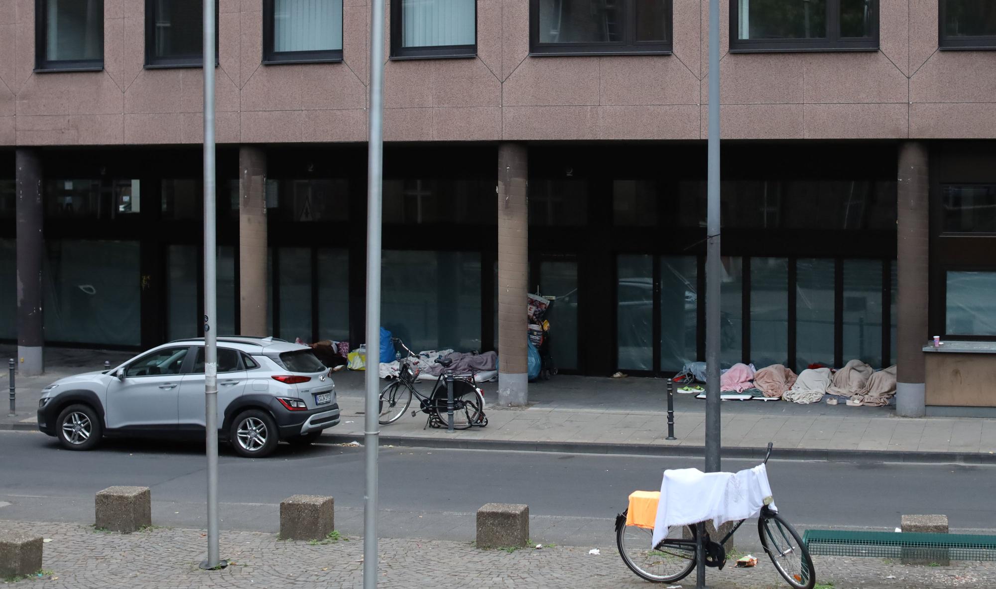 20.07.2026, Köln: Ein Camp von einer Bettlerfamilien aus Rumänien in der Zeughausstraße. Foto: Arton Krasniqi