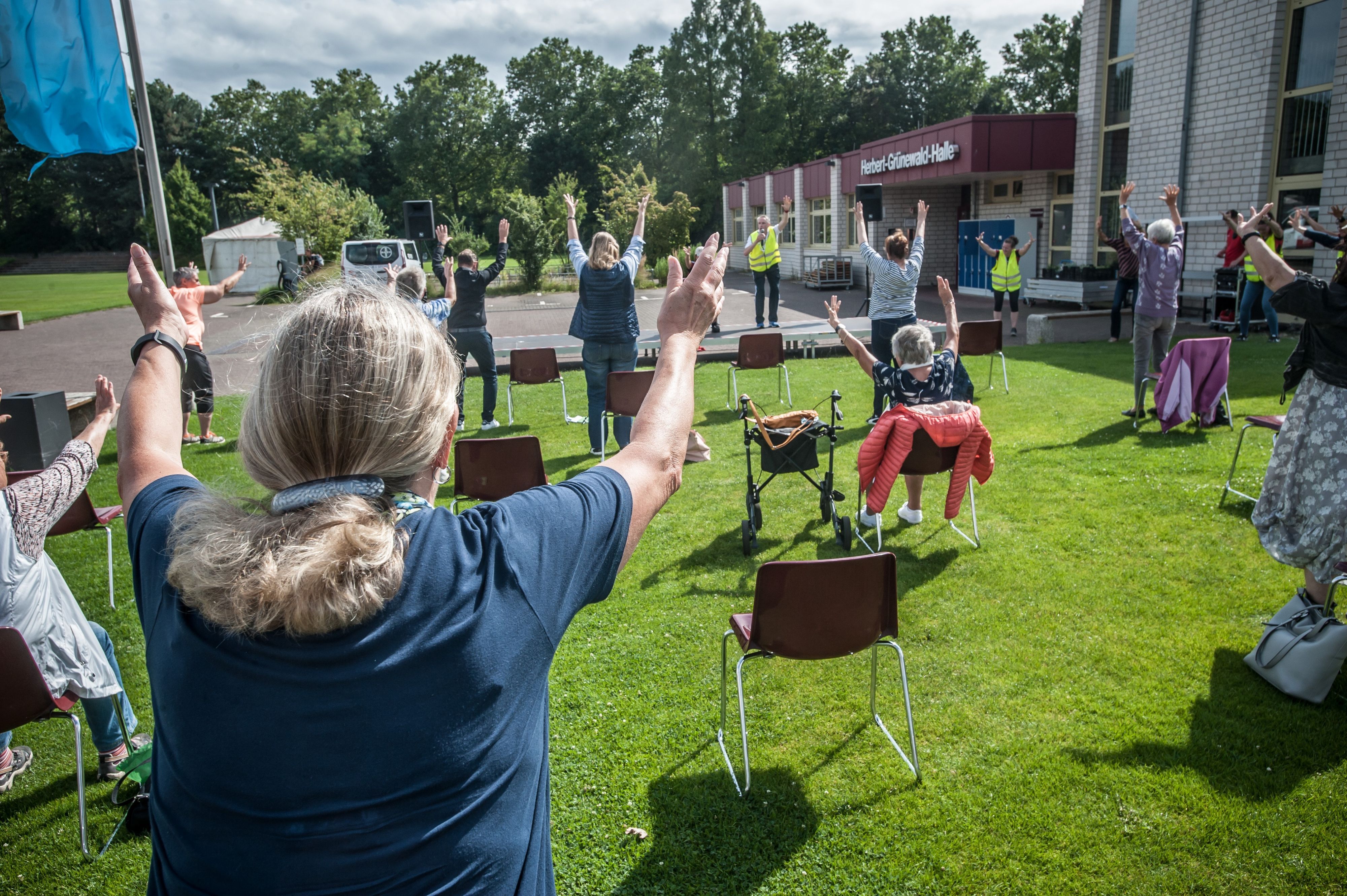 Netzwerk „Leverkusen bewegt“  macht Öffentlichkeitsarbeit vor der Herbert-Grünewald-Halle