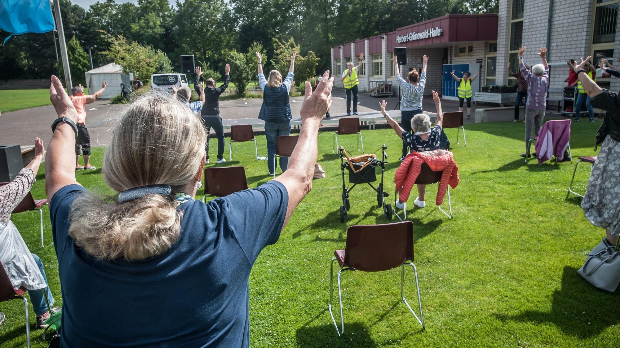 Netzwerk „Leverkusen bewegt“ macht Öffentlichkeitsarbeit vor der Herbert-Grünewald-Halle
