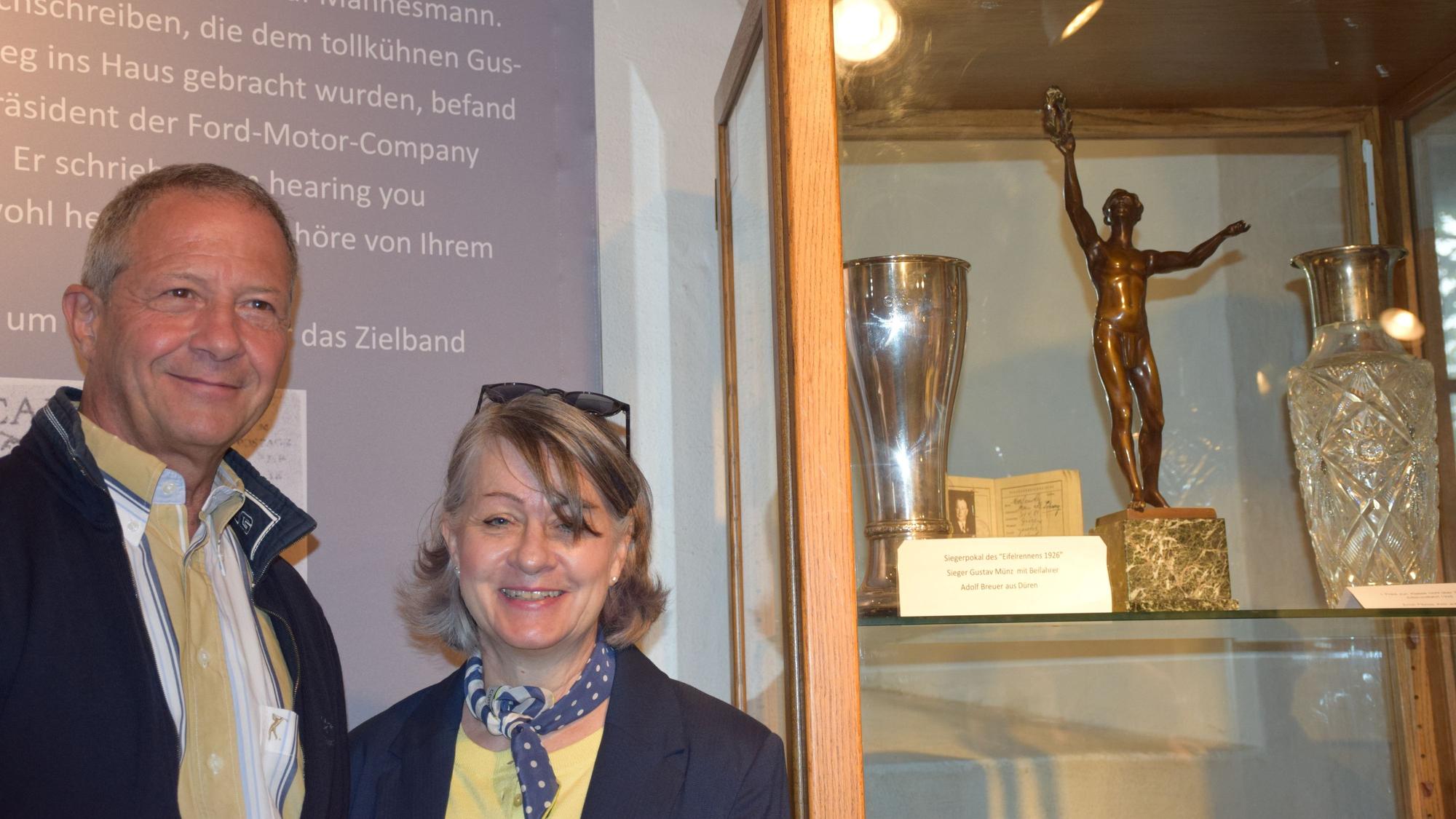 Monika und Robert Felten an der Vitrine mit den Siegerpokalen