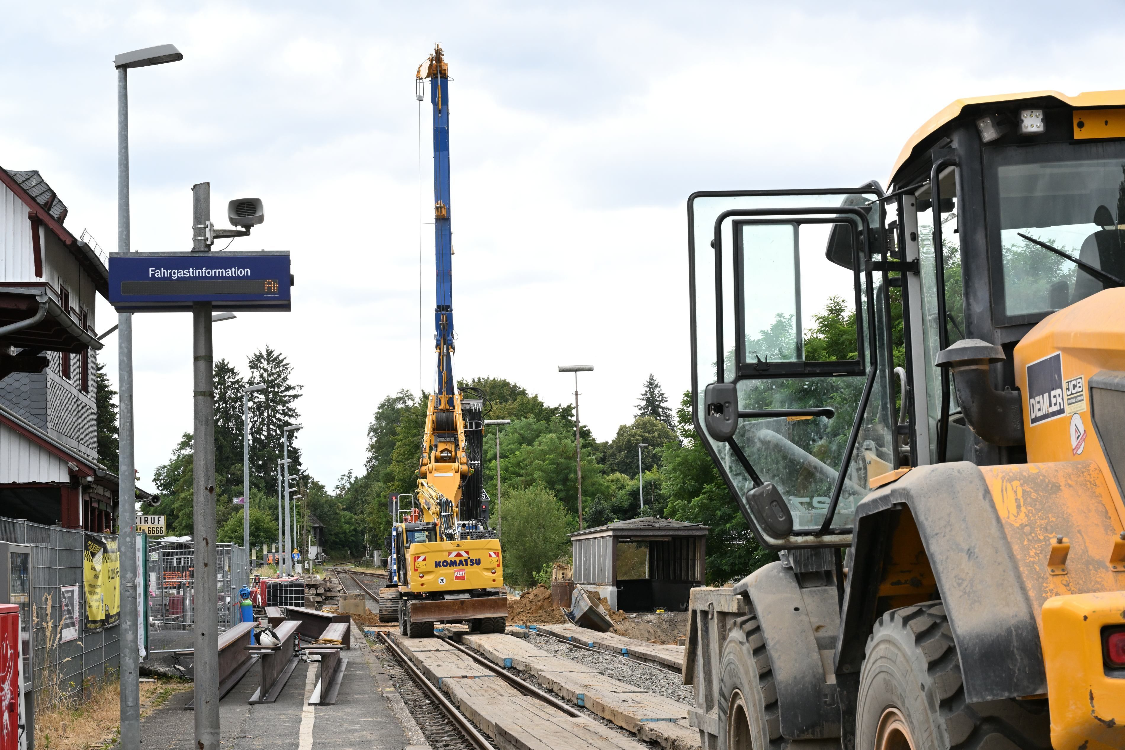 Baumaschinen und Raupen auf einer Gleisanlage