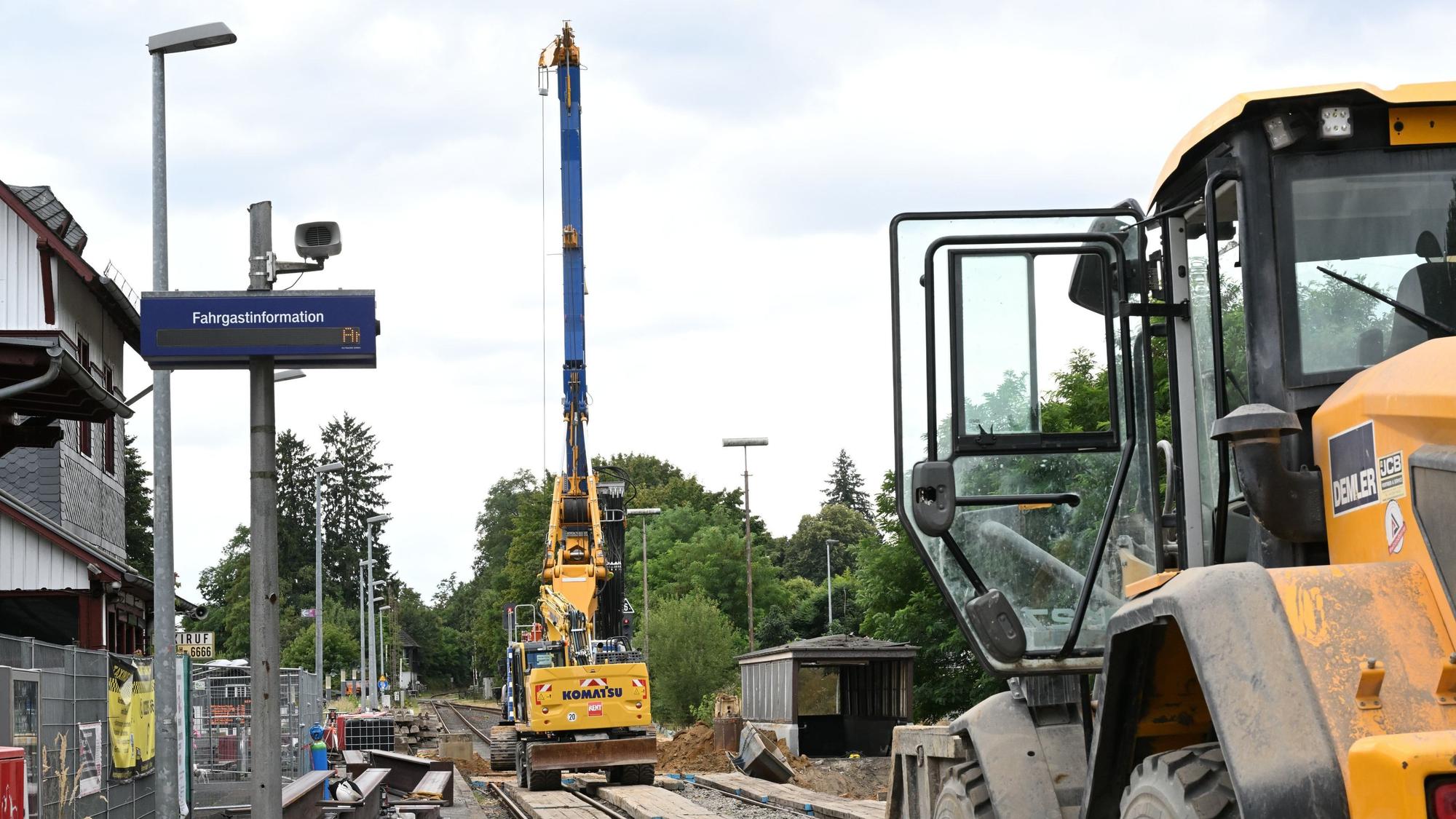 Baumaschinen und Raupen auf einer Gleisanlage